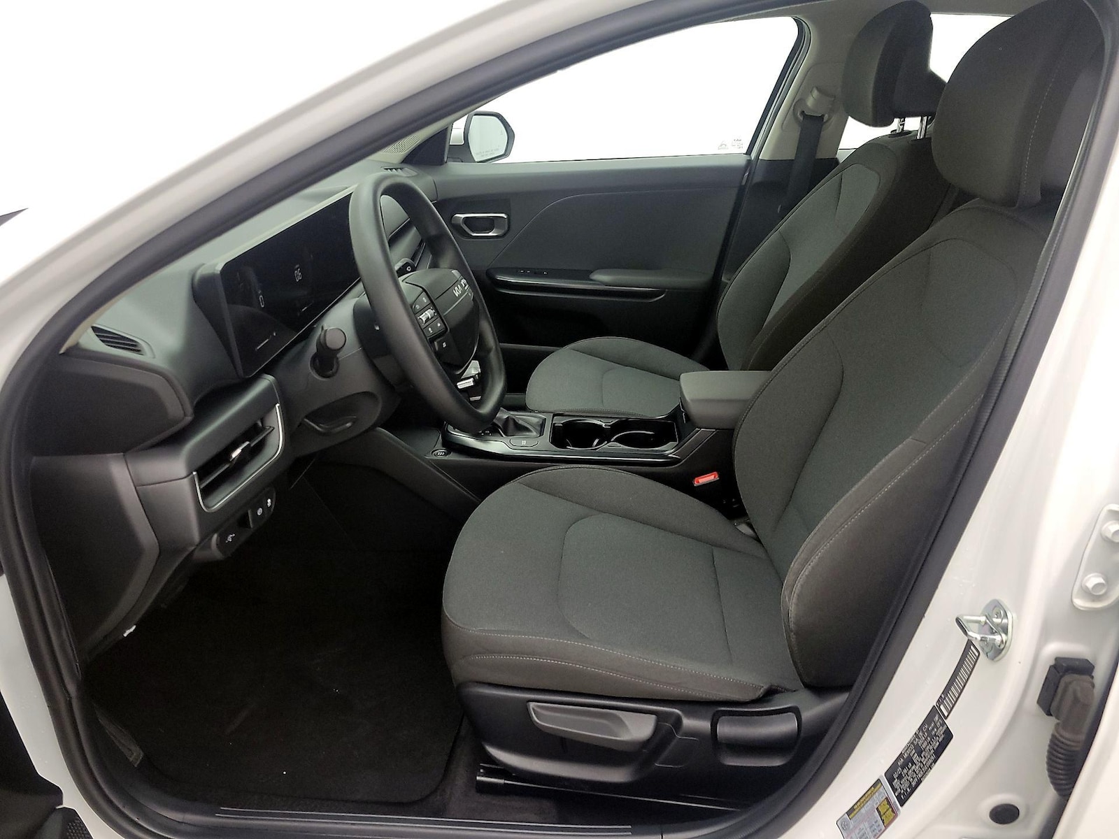 2025 Kia K4 LXS - Photo 12