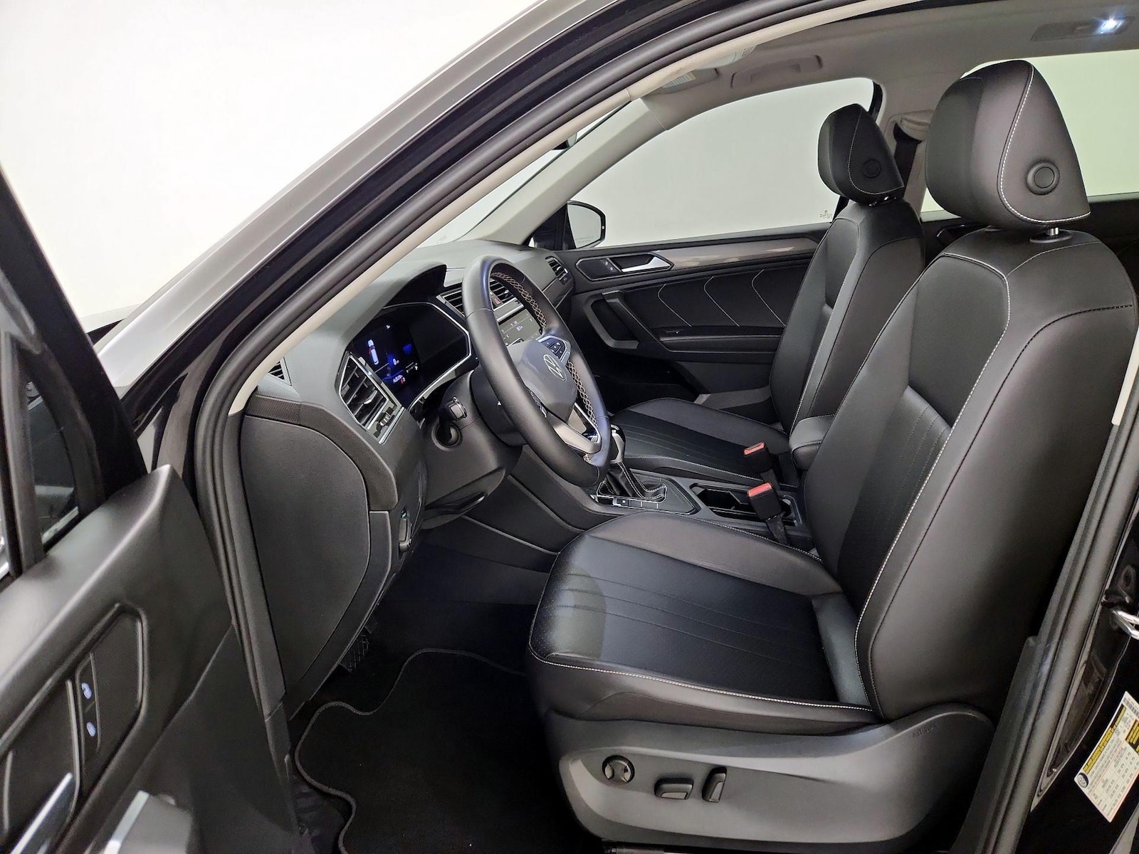 2023 Volkswagen Tiguan SE - Photo 12