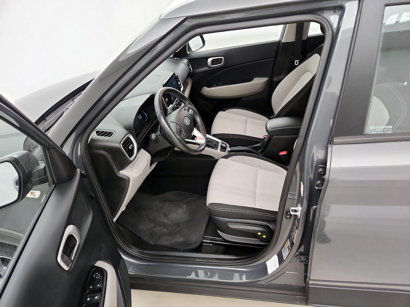 2025 Hyundai Venue SEL - Photo 12