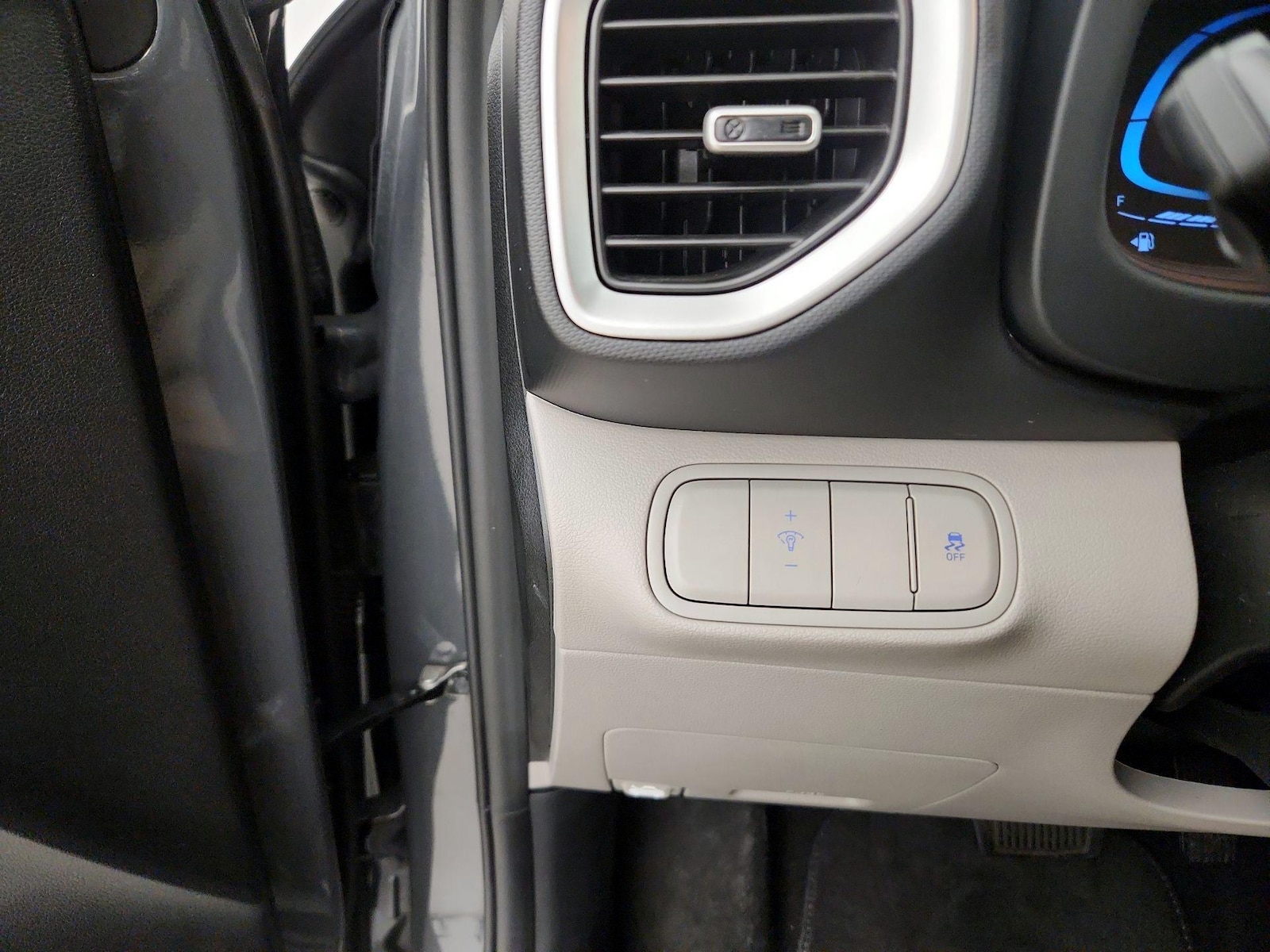 2025 Hyundai Venue SEL - Photo 14