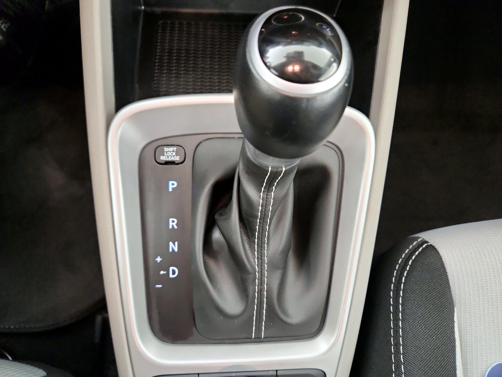 2025 Hyundai Venue SEL - Photo 18