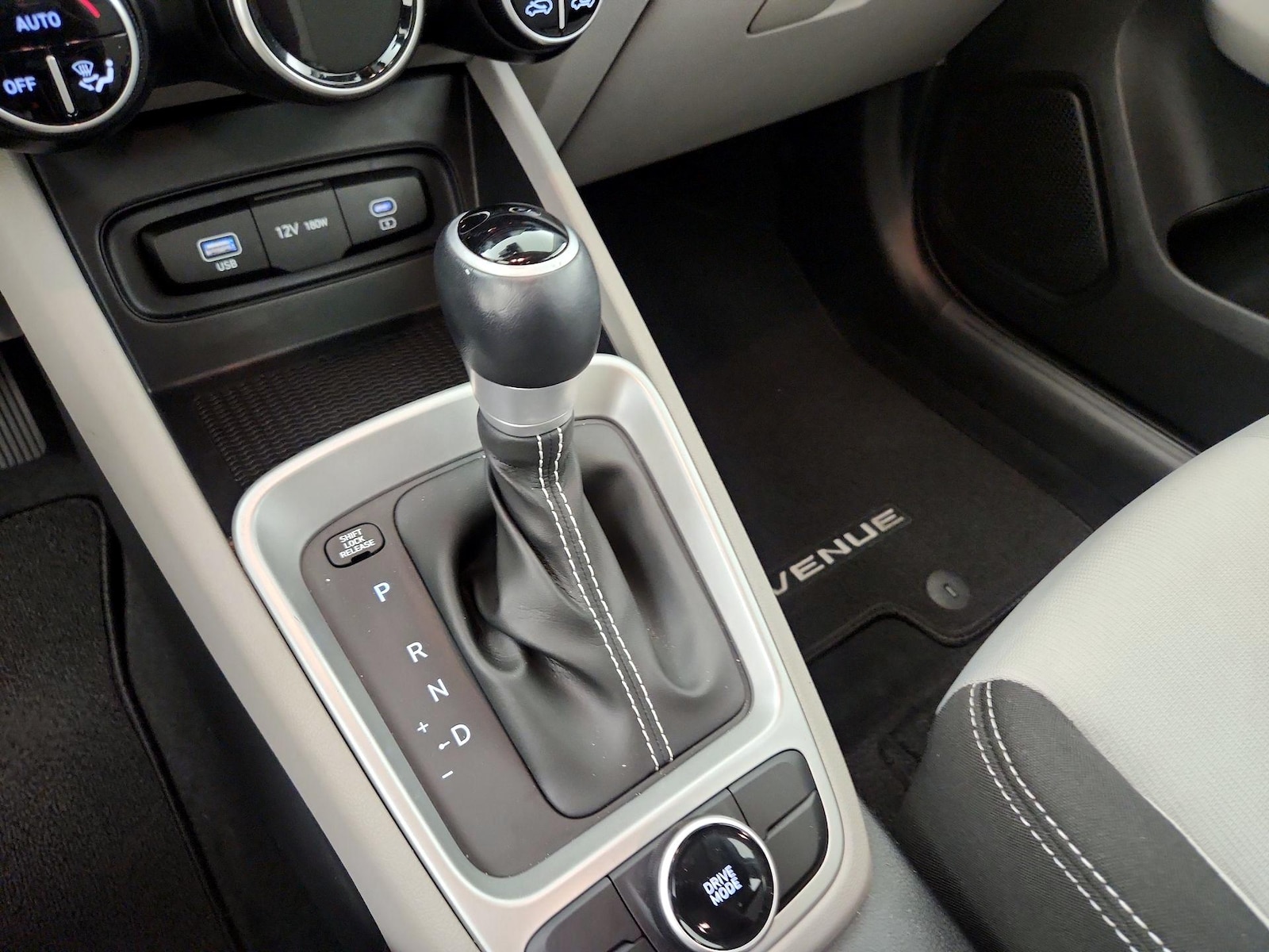 2024 Hyundai Venue SEL - Photo 18