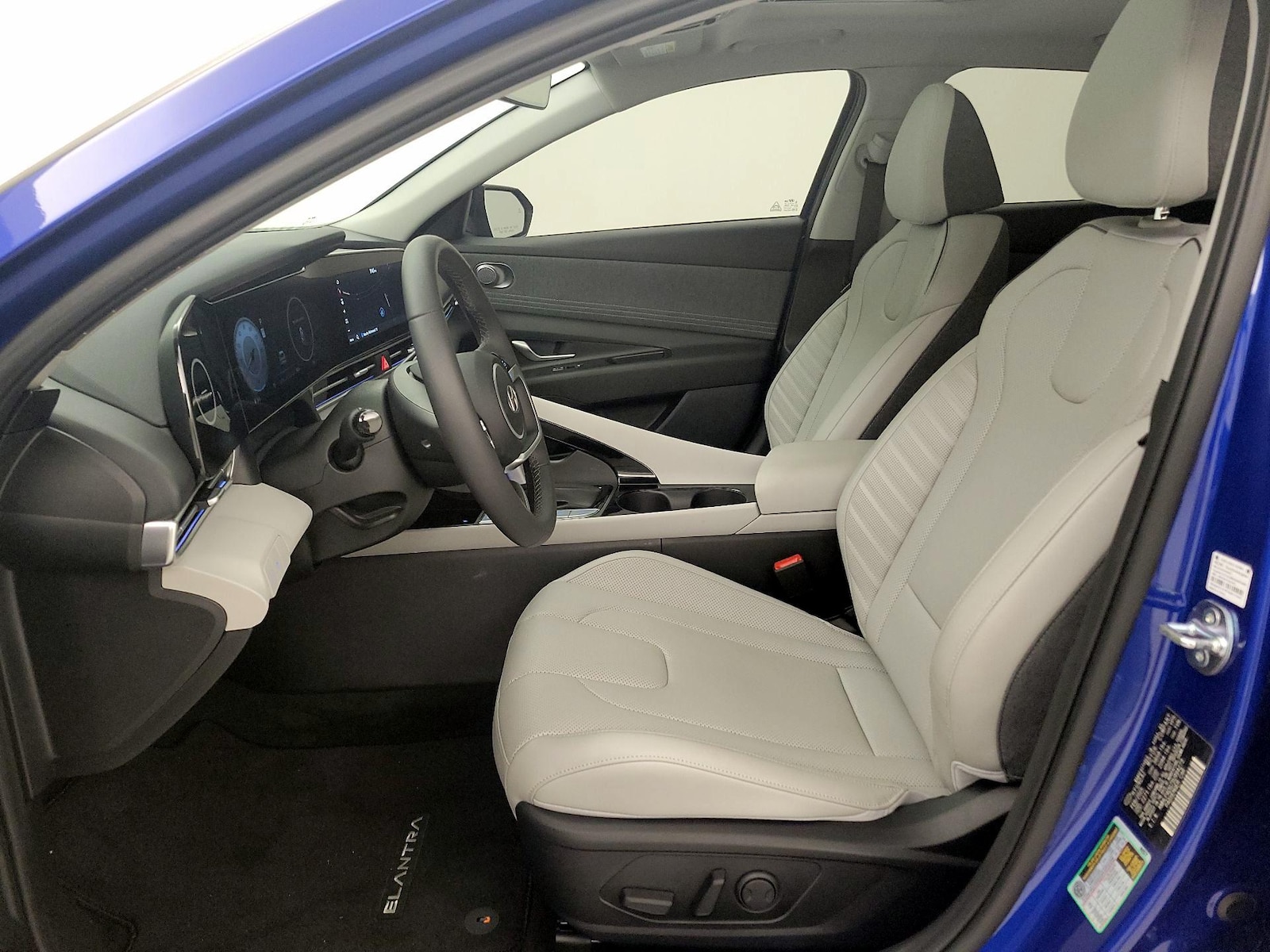 2025 Hyundai Elantra Limited - Photo 3