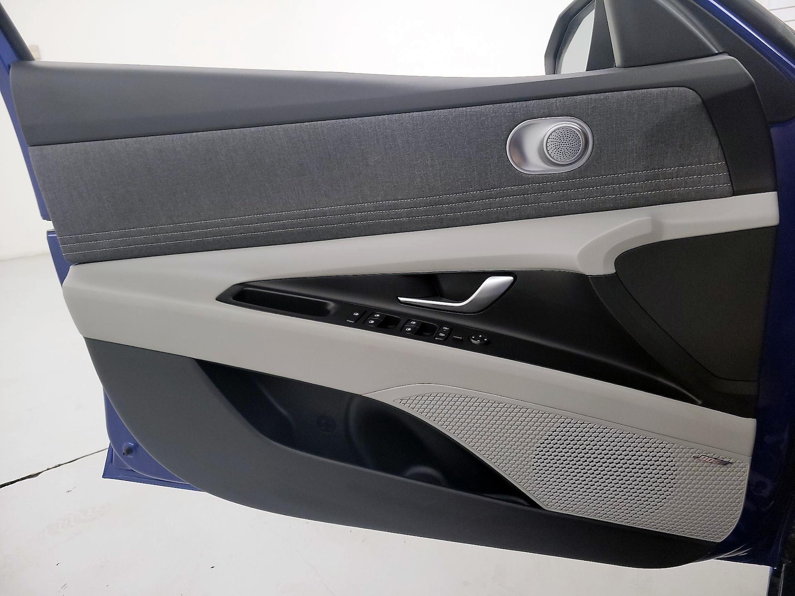 2025 Hyundai Elantra Limited - Photo 4