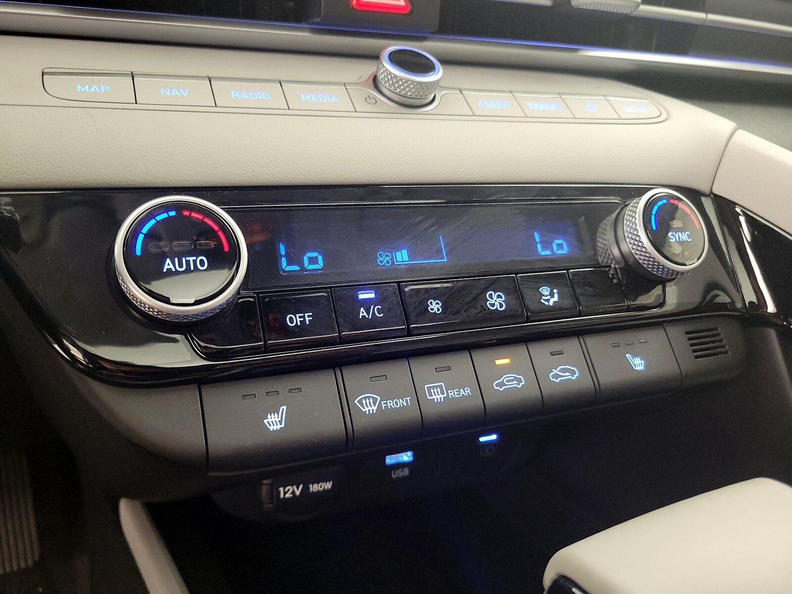 2025 Hyundai Elantra Limited - Photo 9
