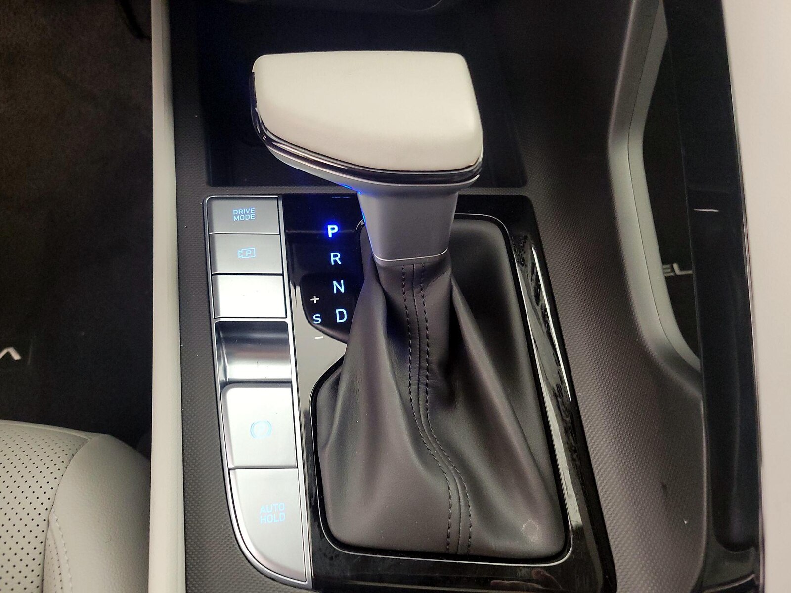 2025 Hyundai Elantra Limited - Photo 10