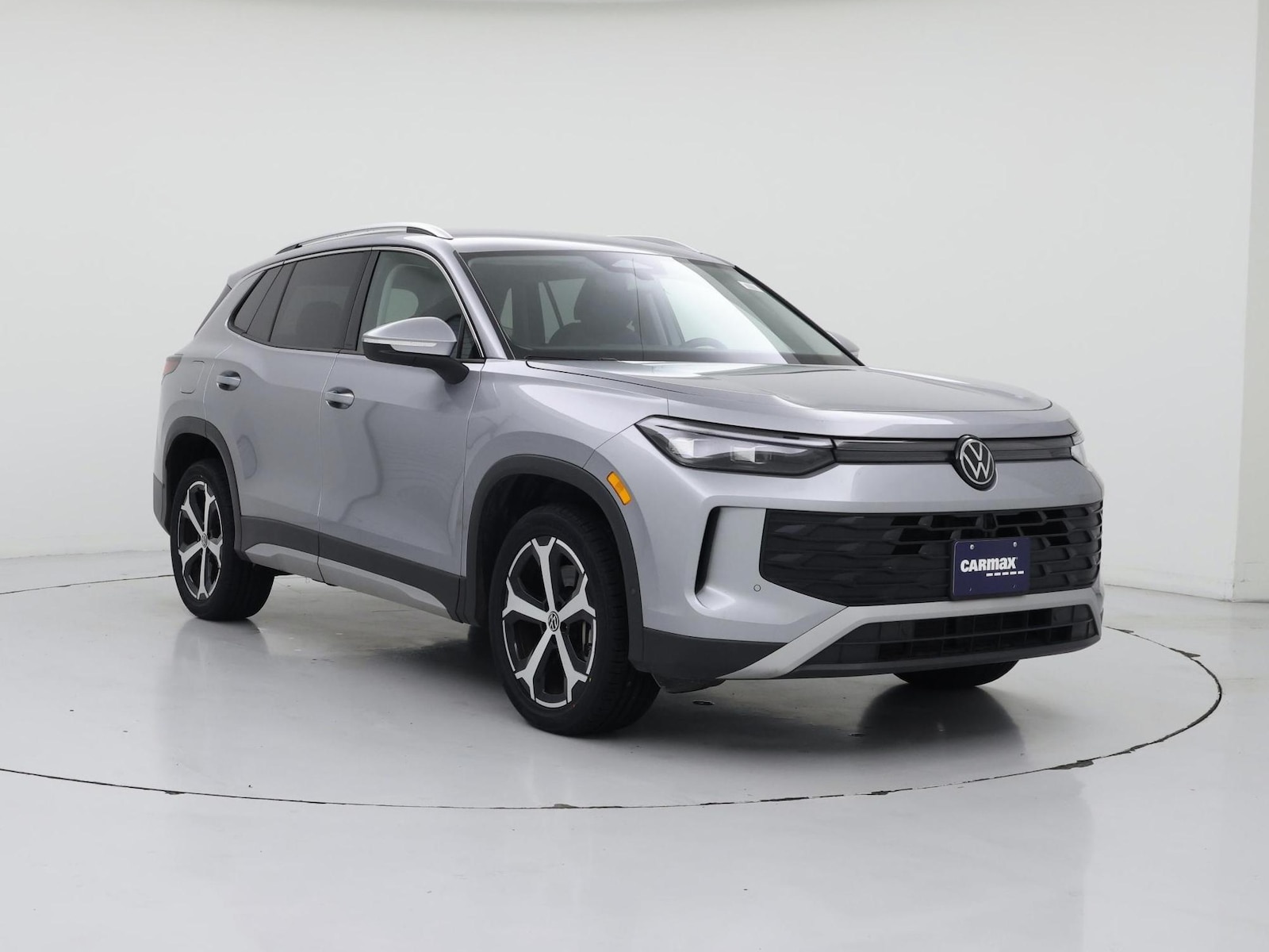 2026 Volkswagen Tiguan SE - Photo 2