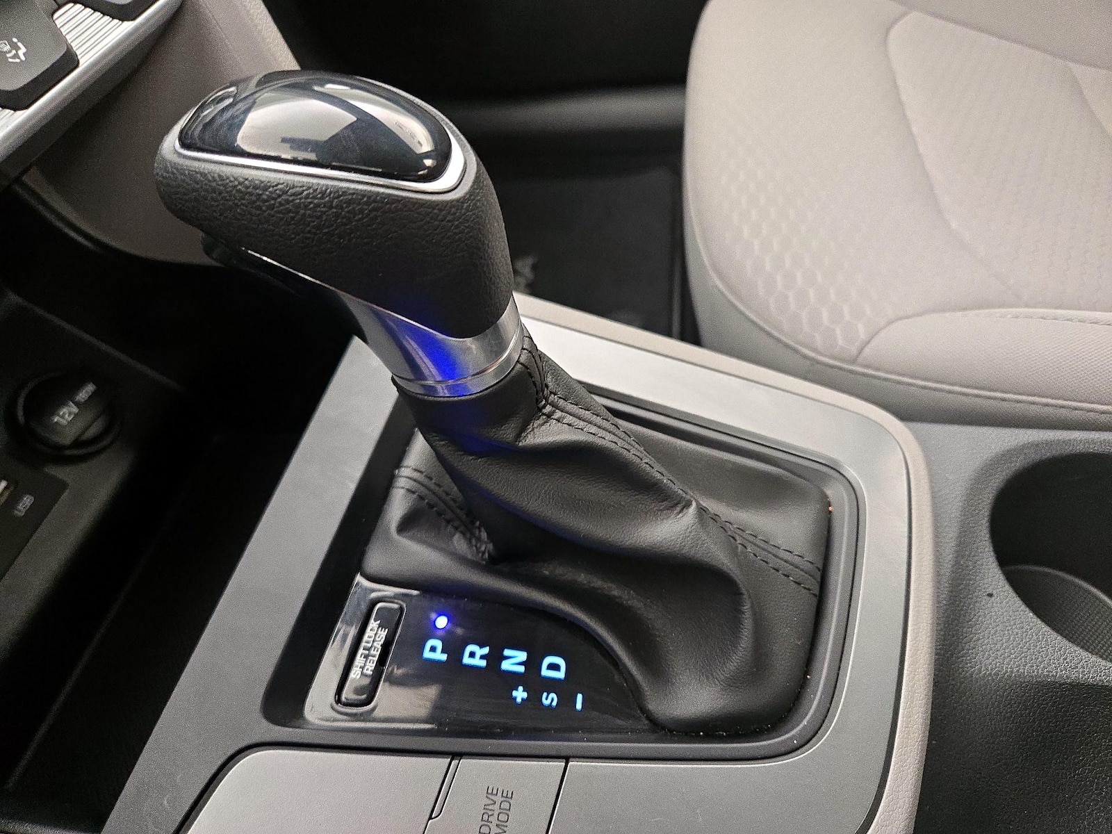 2020 Hyundai Elantra SE - Photo 18