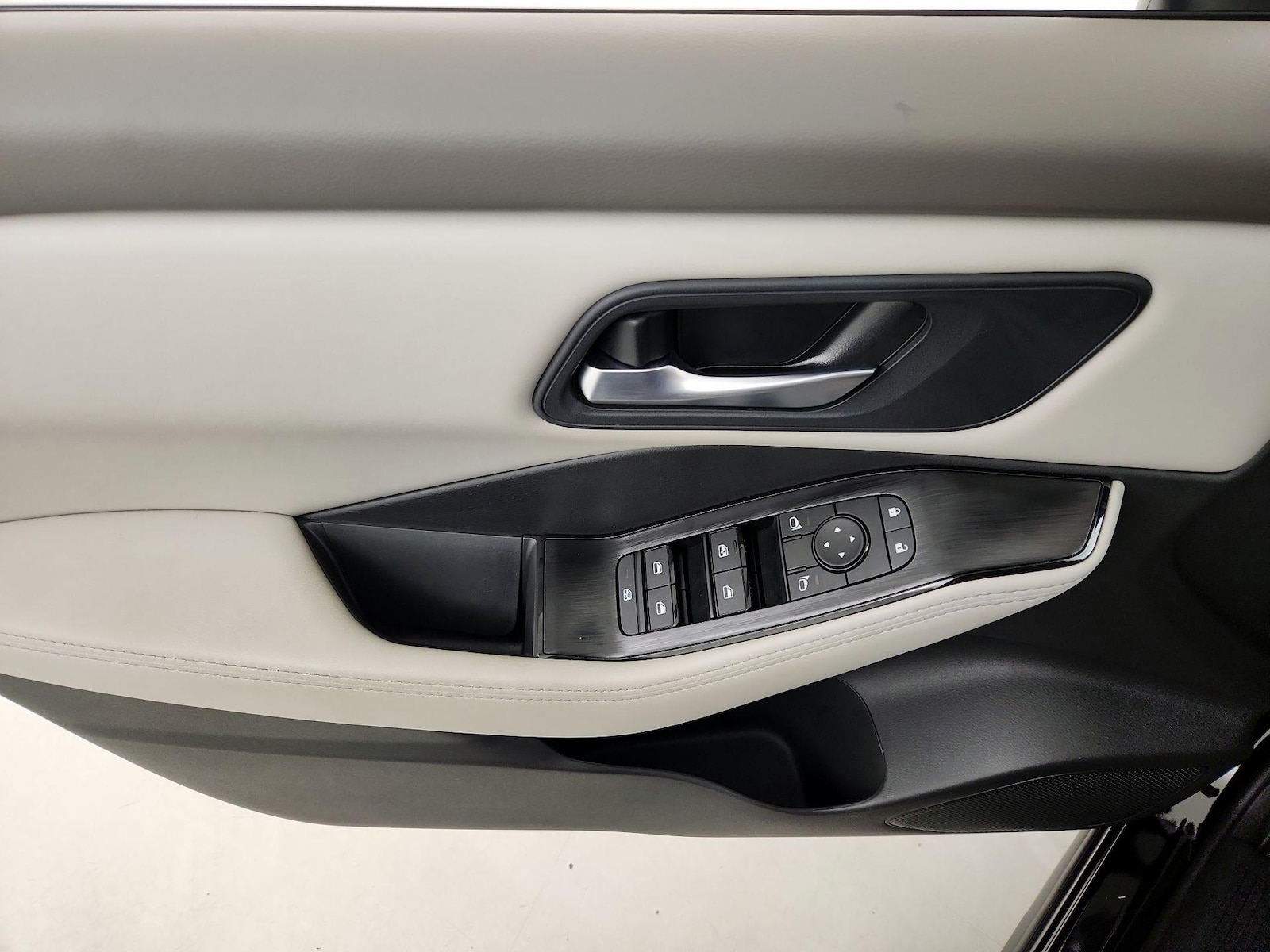 2025 Nissan Rogue SV - Photo 13