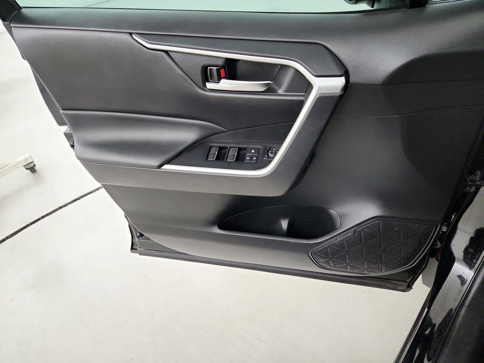 2022 Toyota RAV4 XLE - Photo 13