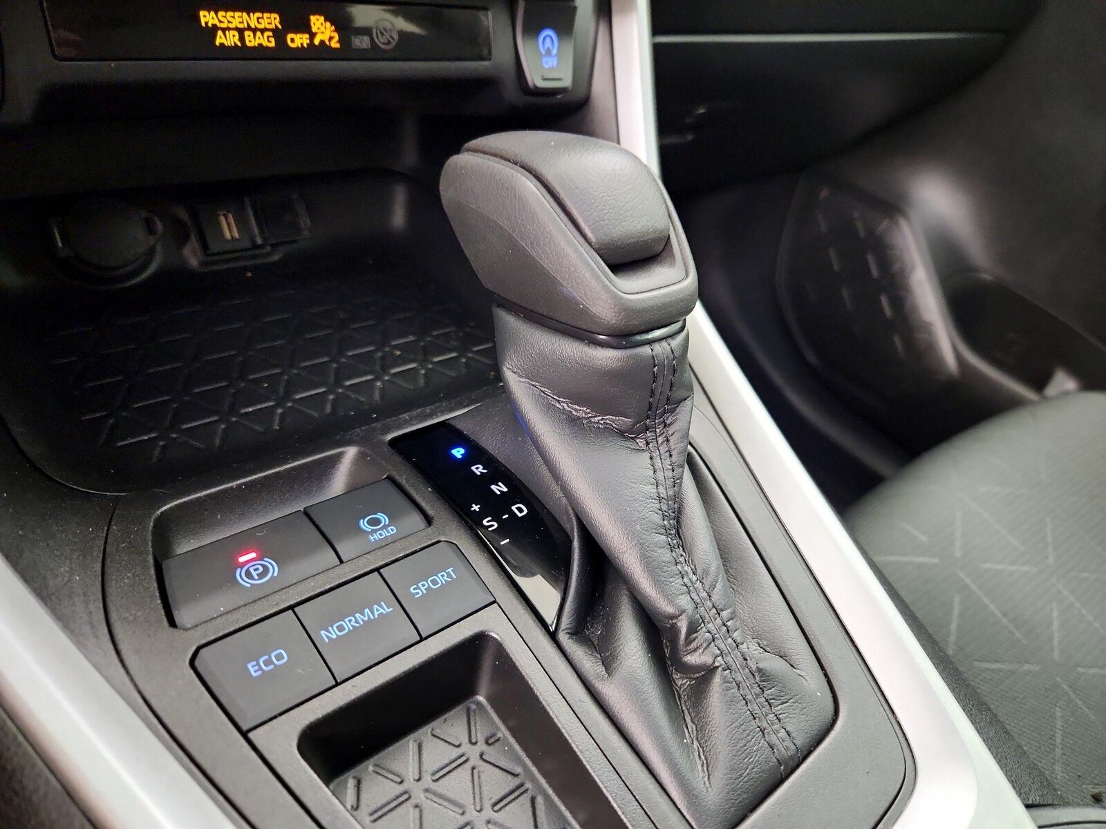 2022 Toyota RAV4 XLE - Photo 18