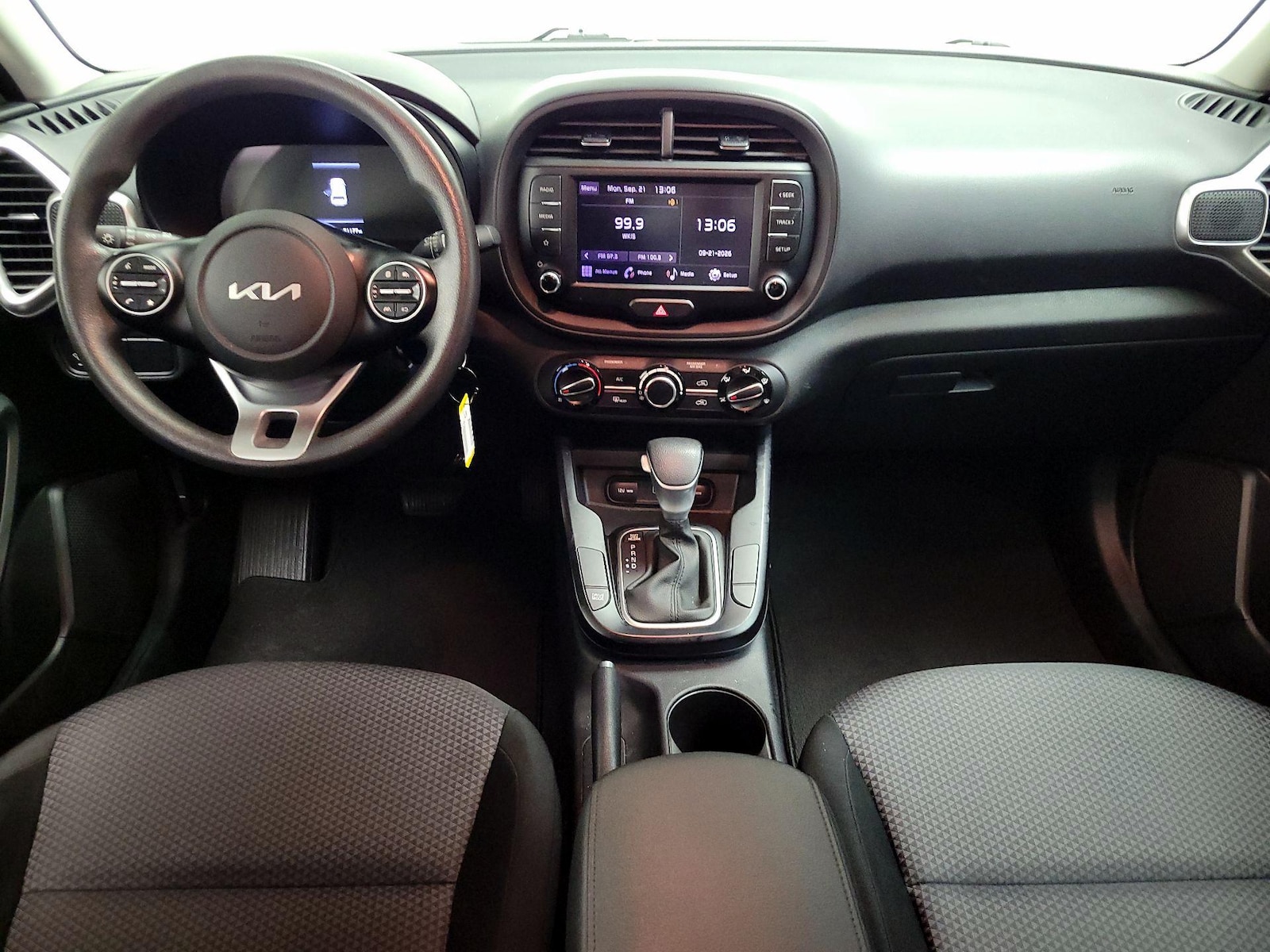 2023 Kia Soul LX - Photo 10