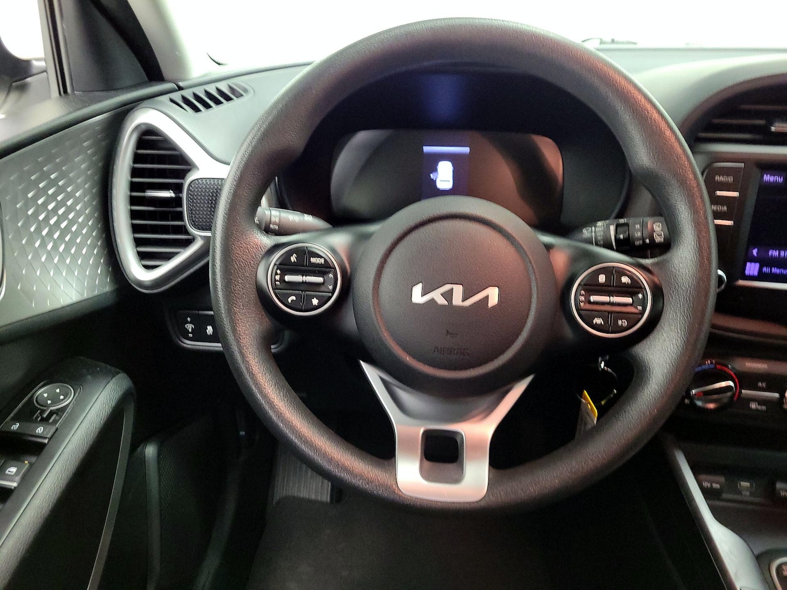 2023 Kia Soul LX - Photo 11