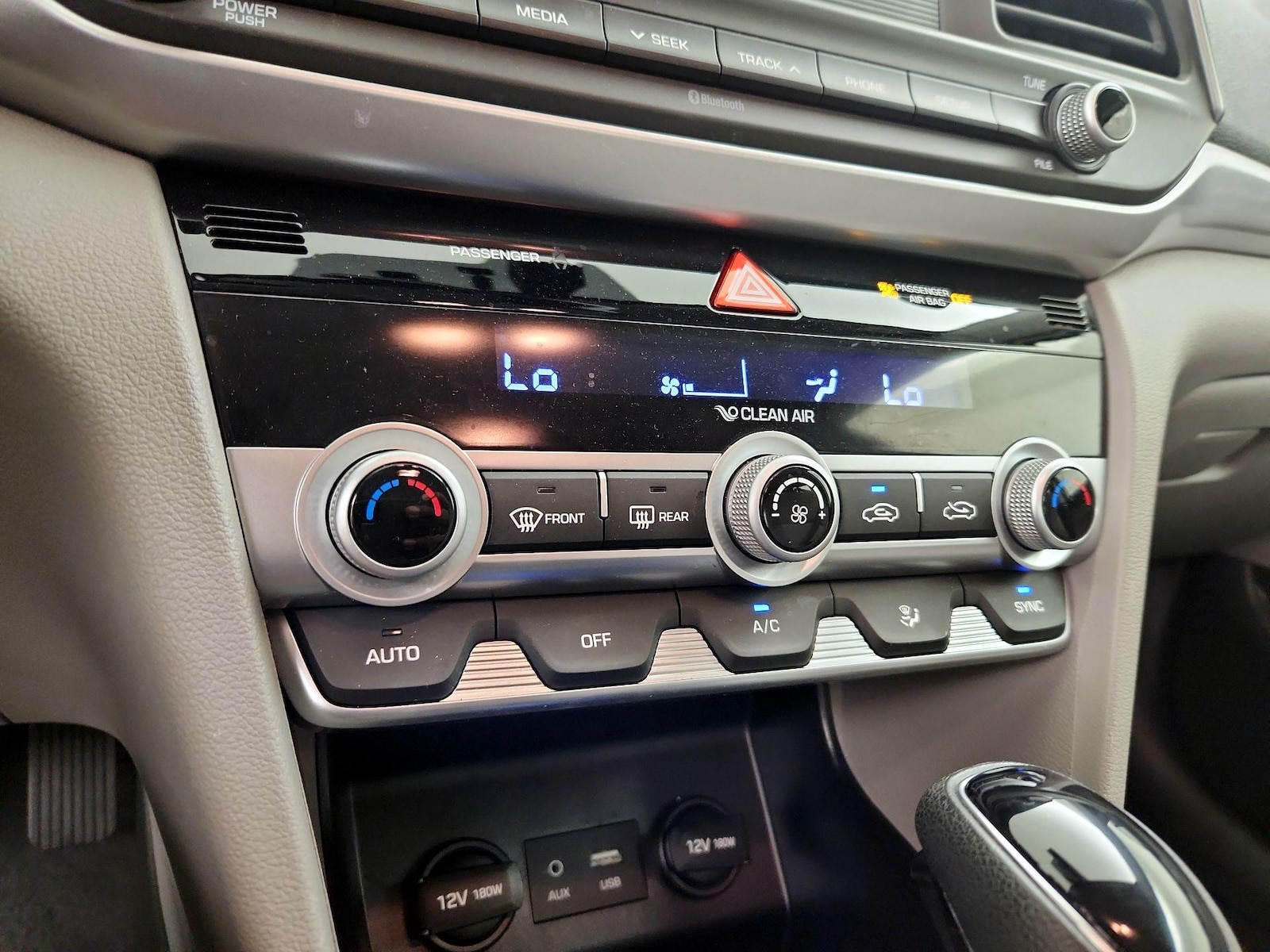 2020 Hyundai Elantra SE - Photo 17