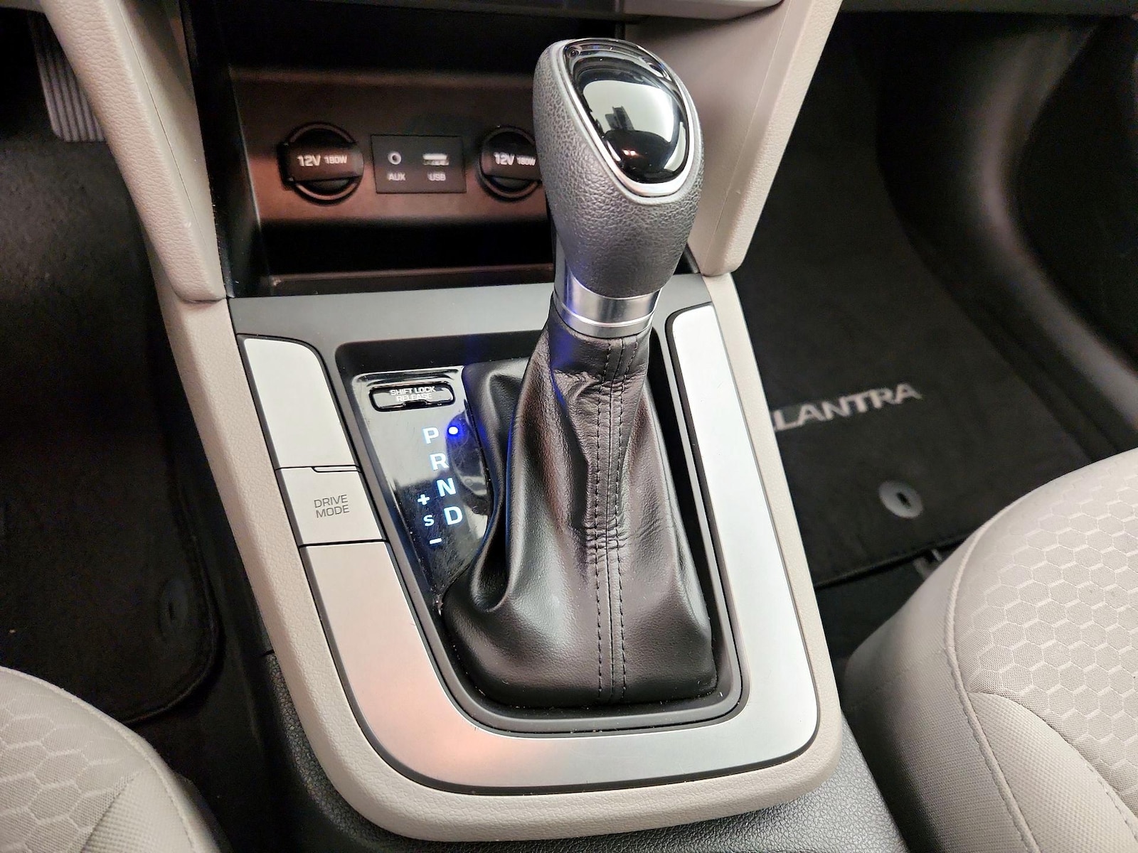 2020 Hyundai Elantra SE - Photo 18