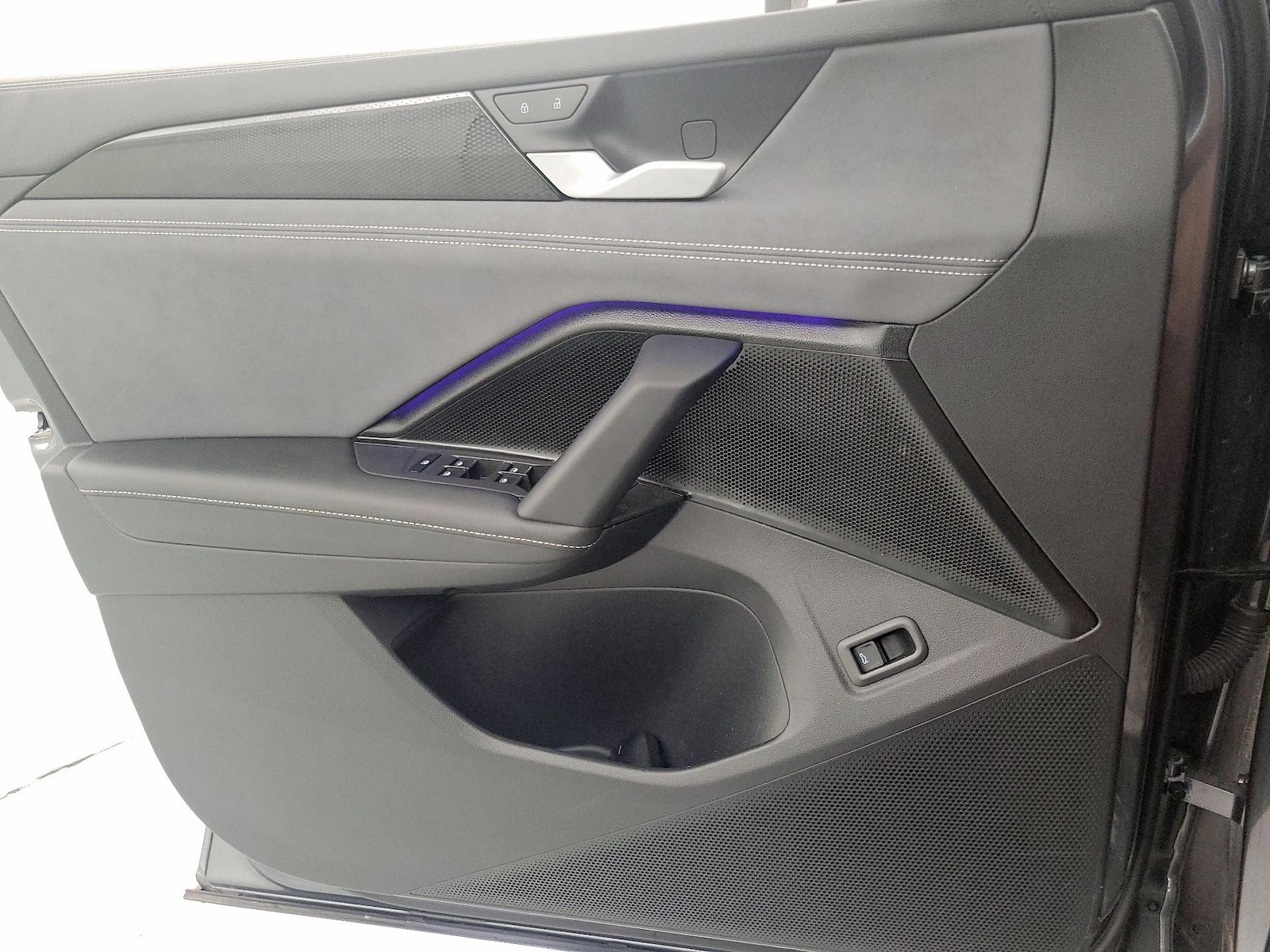 2026 Volkswagen Tiguan SE - Photo 13