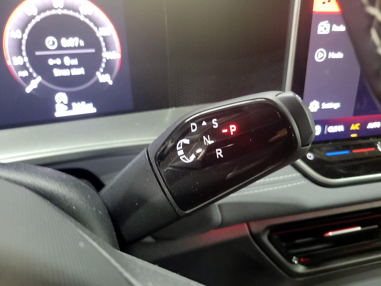 2026 Volkswagen Tiguan SE - Photo 18