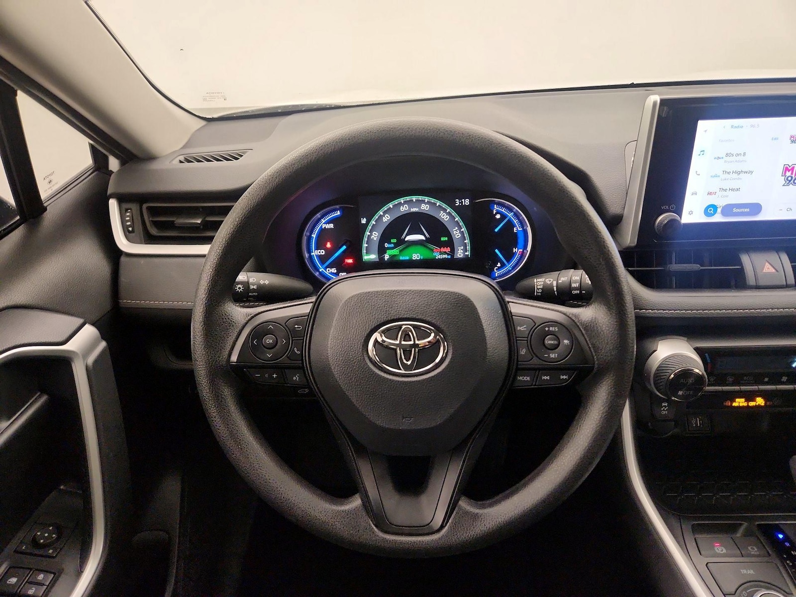 2025 Toyota RAV4 XLE - Photo 11