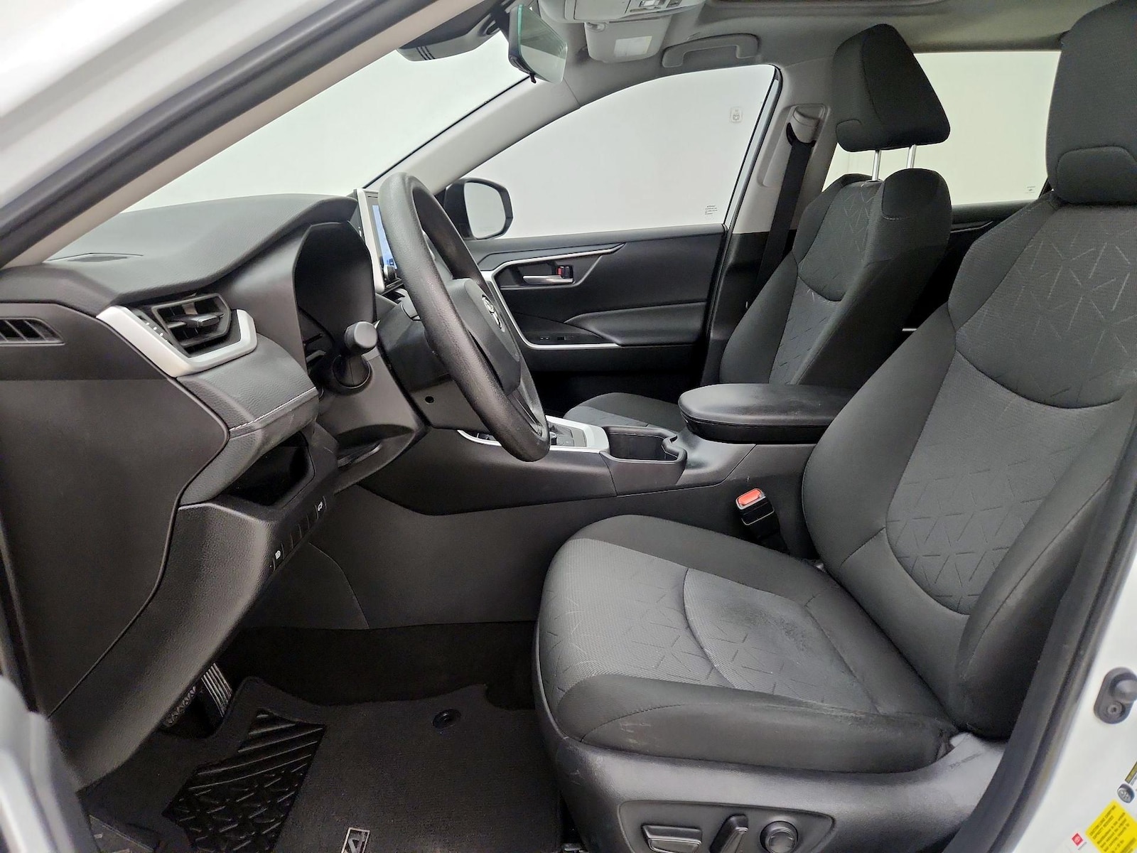 2025 Toyota RAV4 XLE - Photo 12