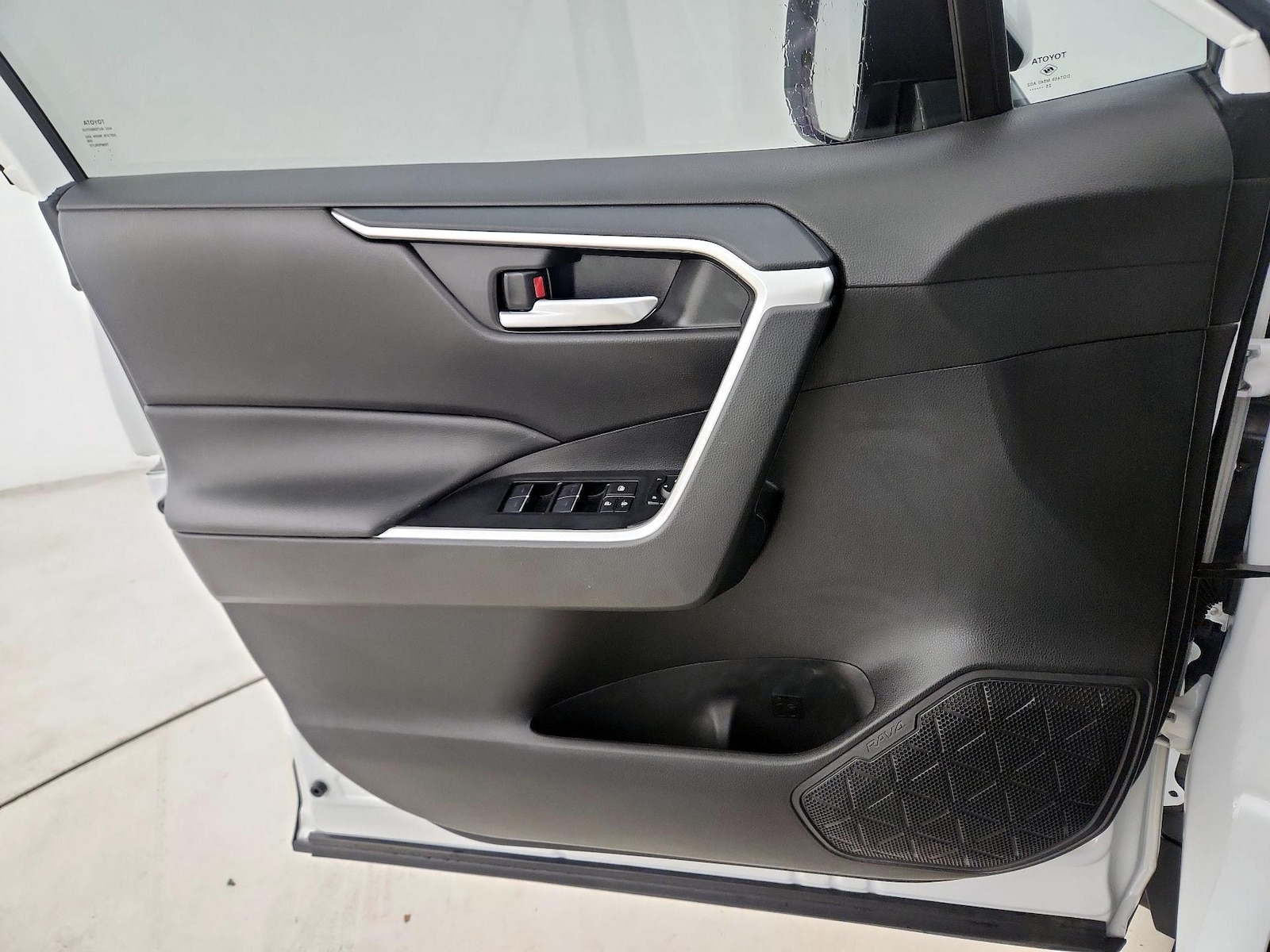 2025 Toyota RAV4 XLE - Photo 13