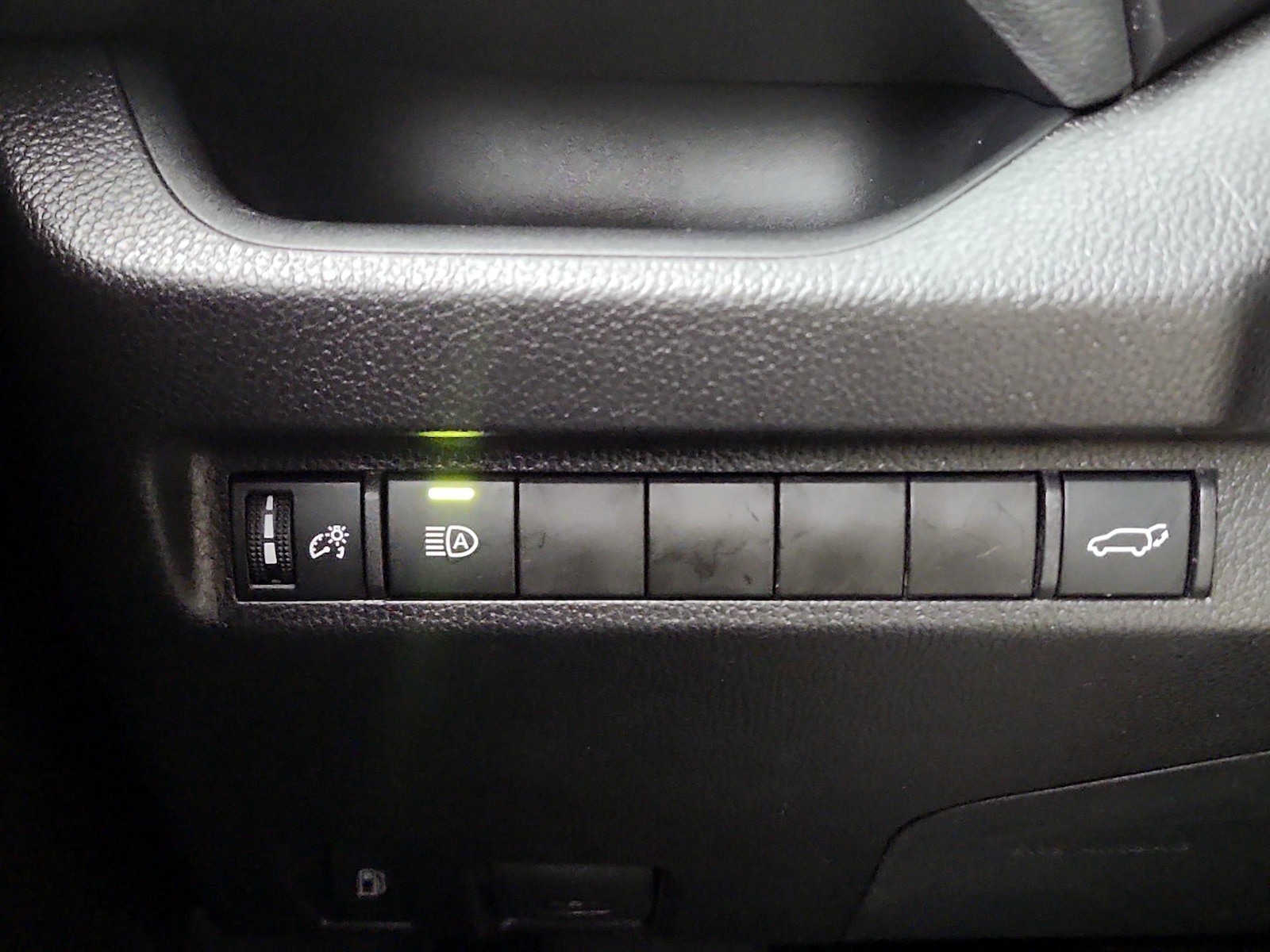 2025 Toyota RAV4 XLE - Photo 14