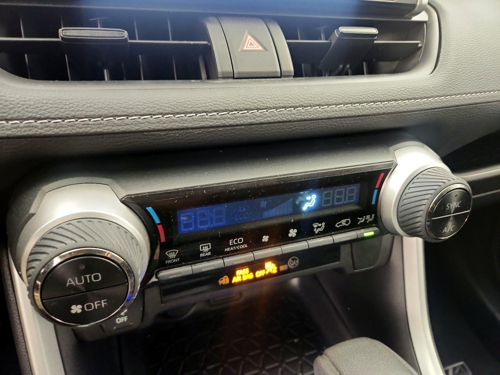 2025 Toyota RAV4 XLE - Photo 17