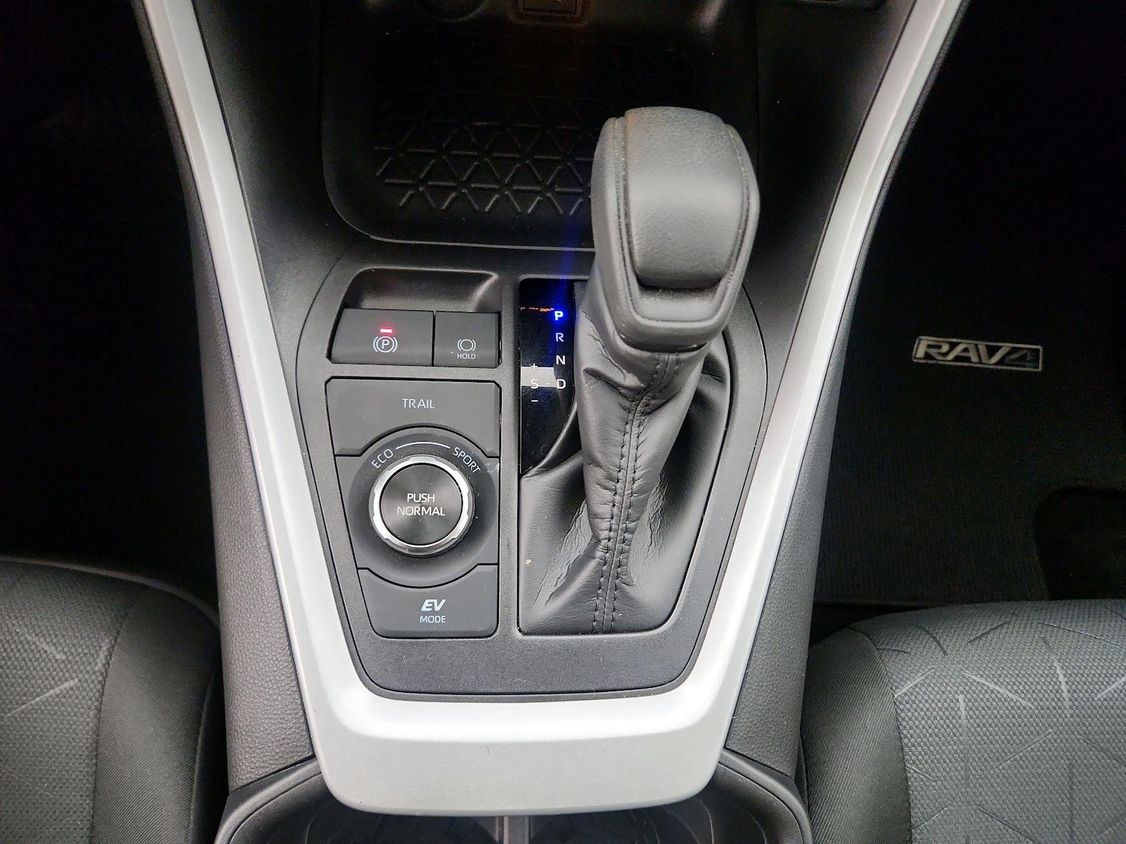 2025 Toyota RAV4 XLE - Photo 18