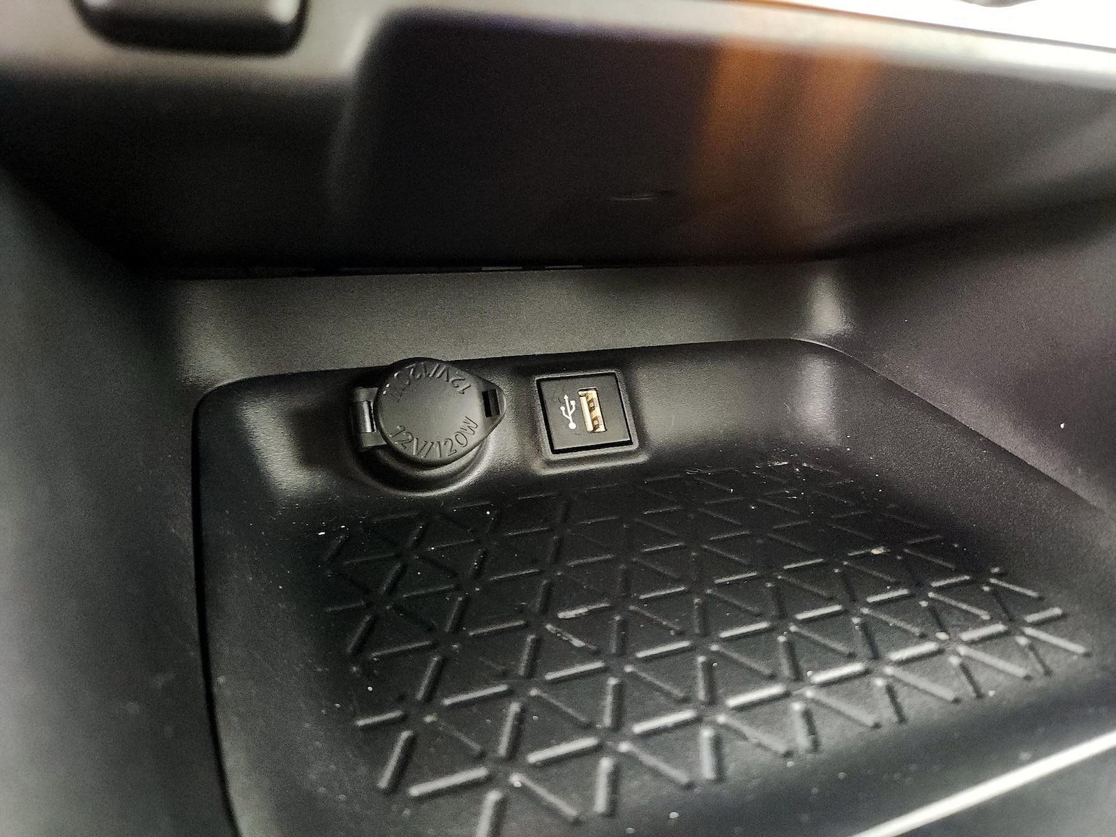 2025 Toyota RAV4 XLE - Photo 19