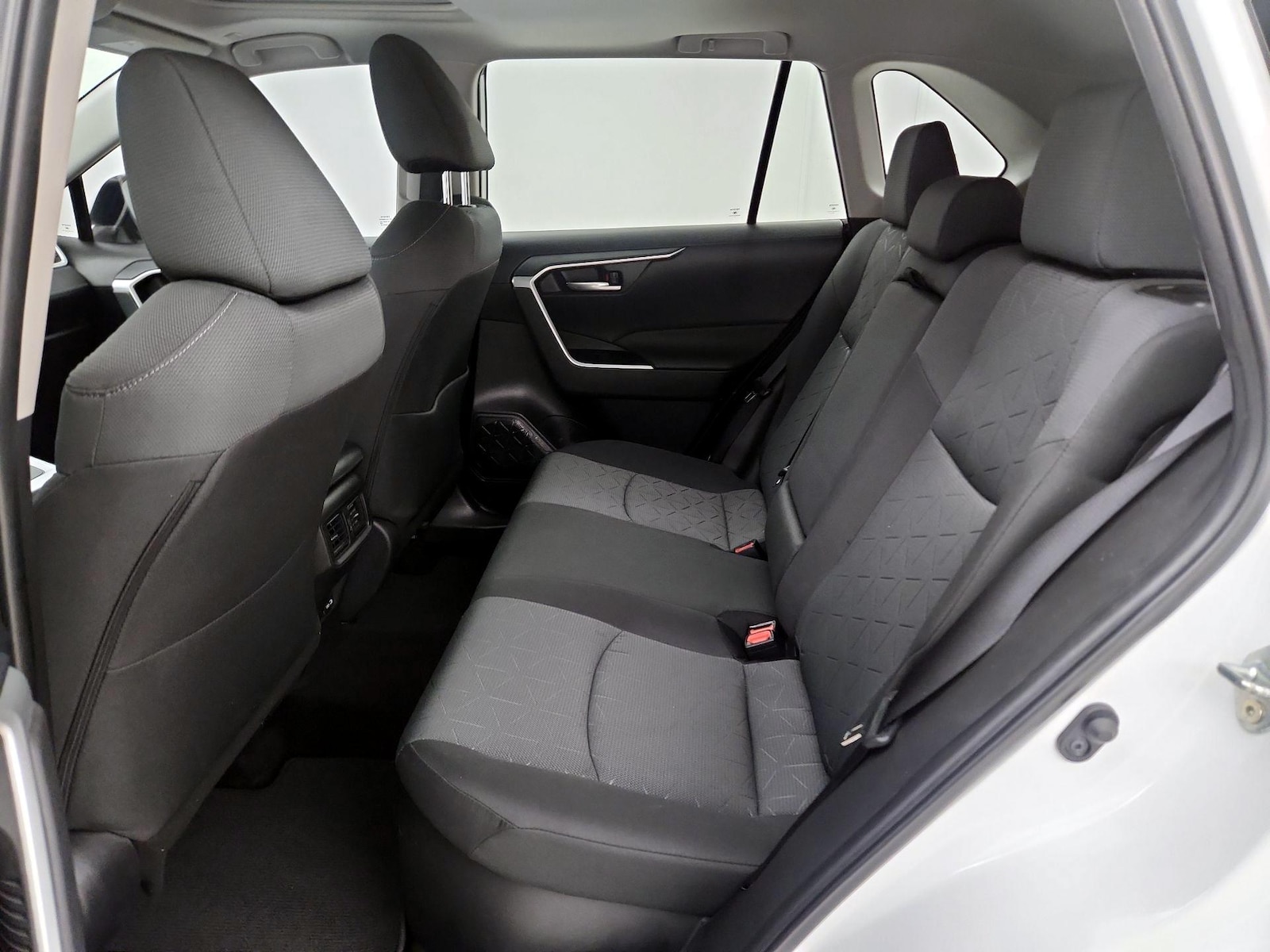 2025 Toyota RAV4 XLE - Photo 21