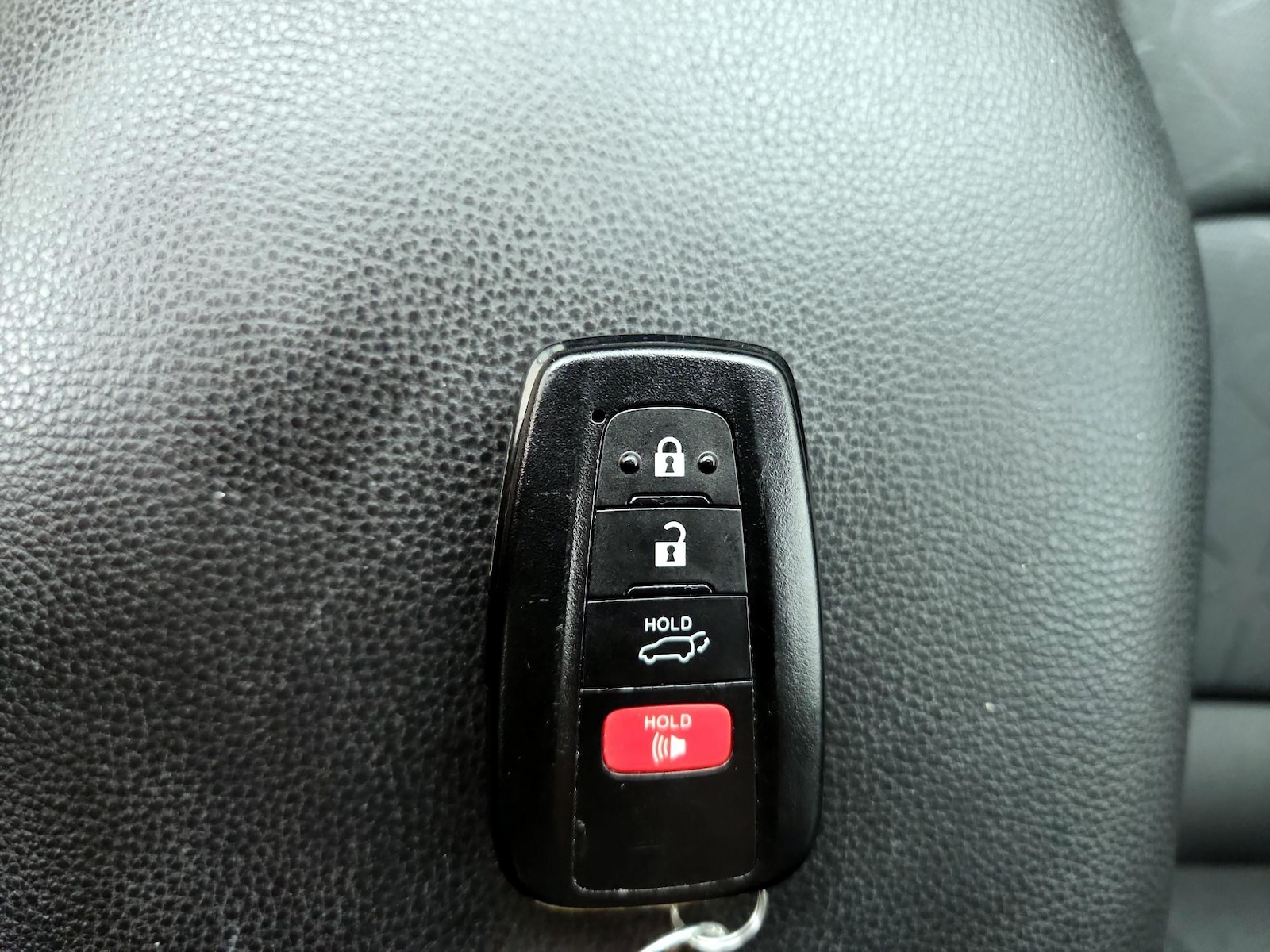 2025 Toyota RAV4 XLE - Photo 24