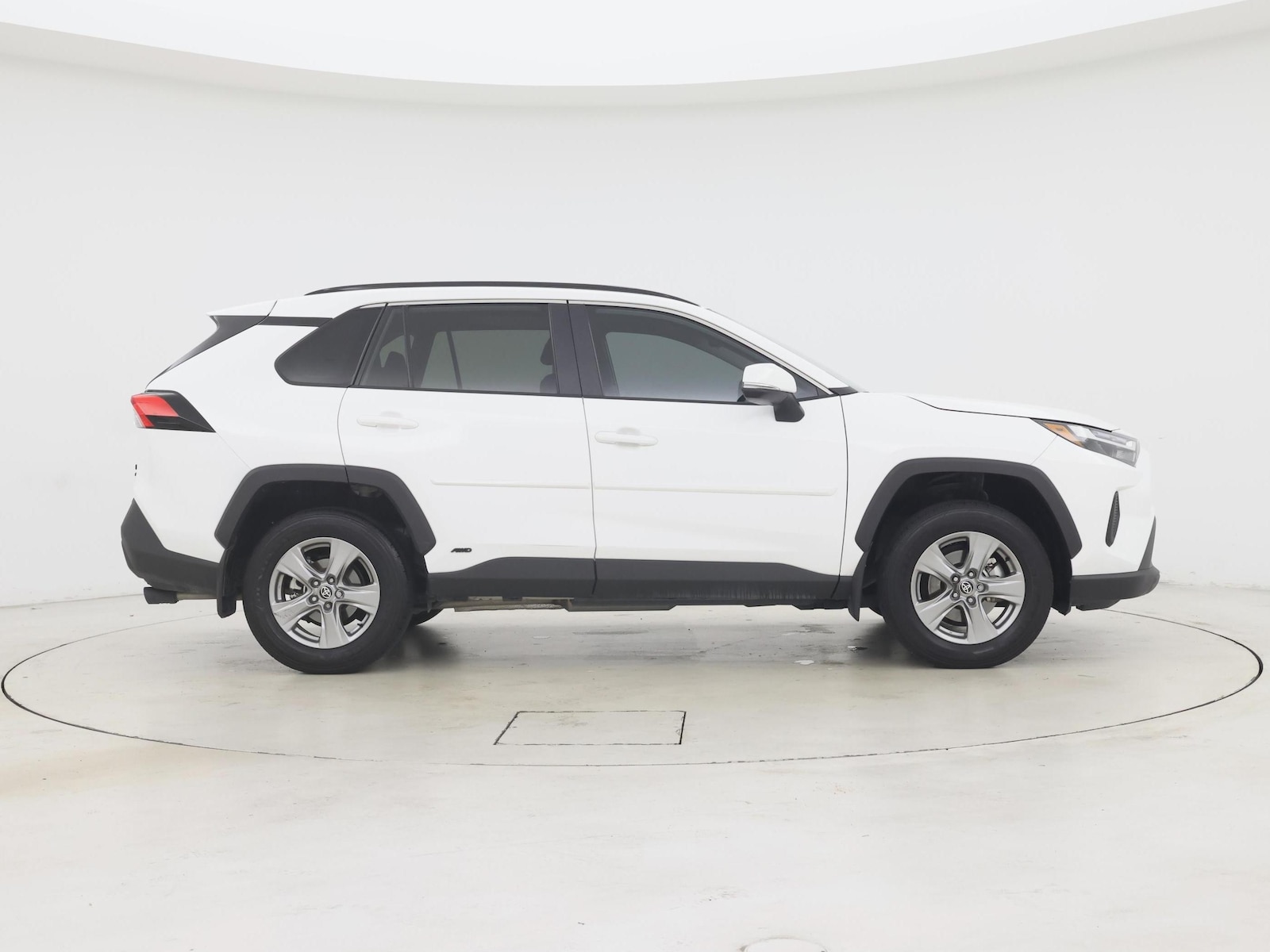 2025 Toyota RAV4 XLE - Photo 8