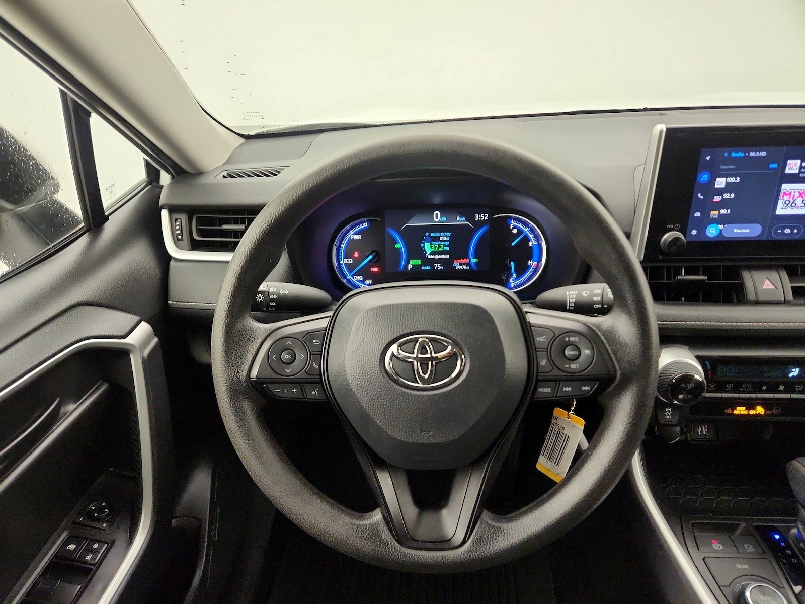 2024 Toyota RAV4 LE - Photo 11