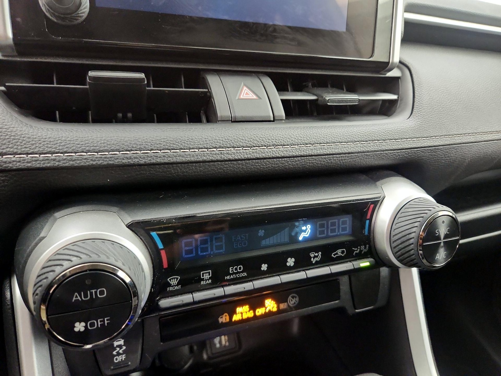 2024 Toyota RAV4 LE - Photo 17
