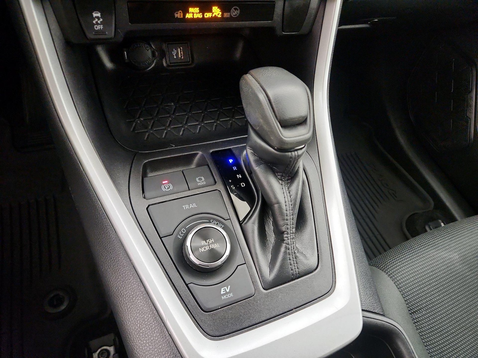 2024 Toyota RAV4 LE - Photo 18