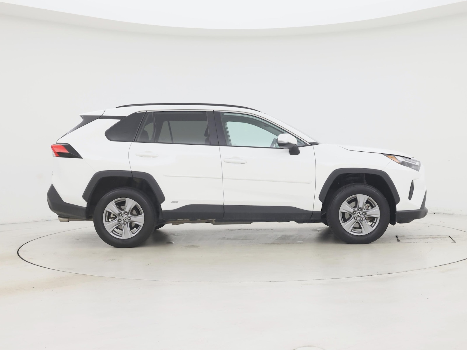 2024 Toyota RAV4 LE - Photo 8