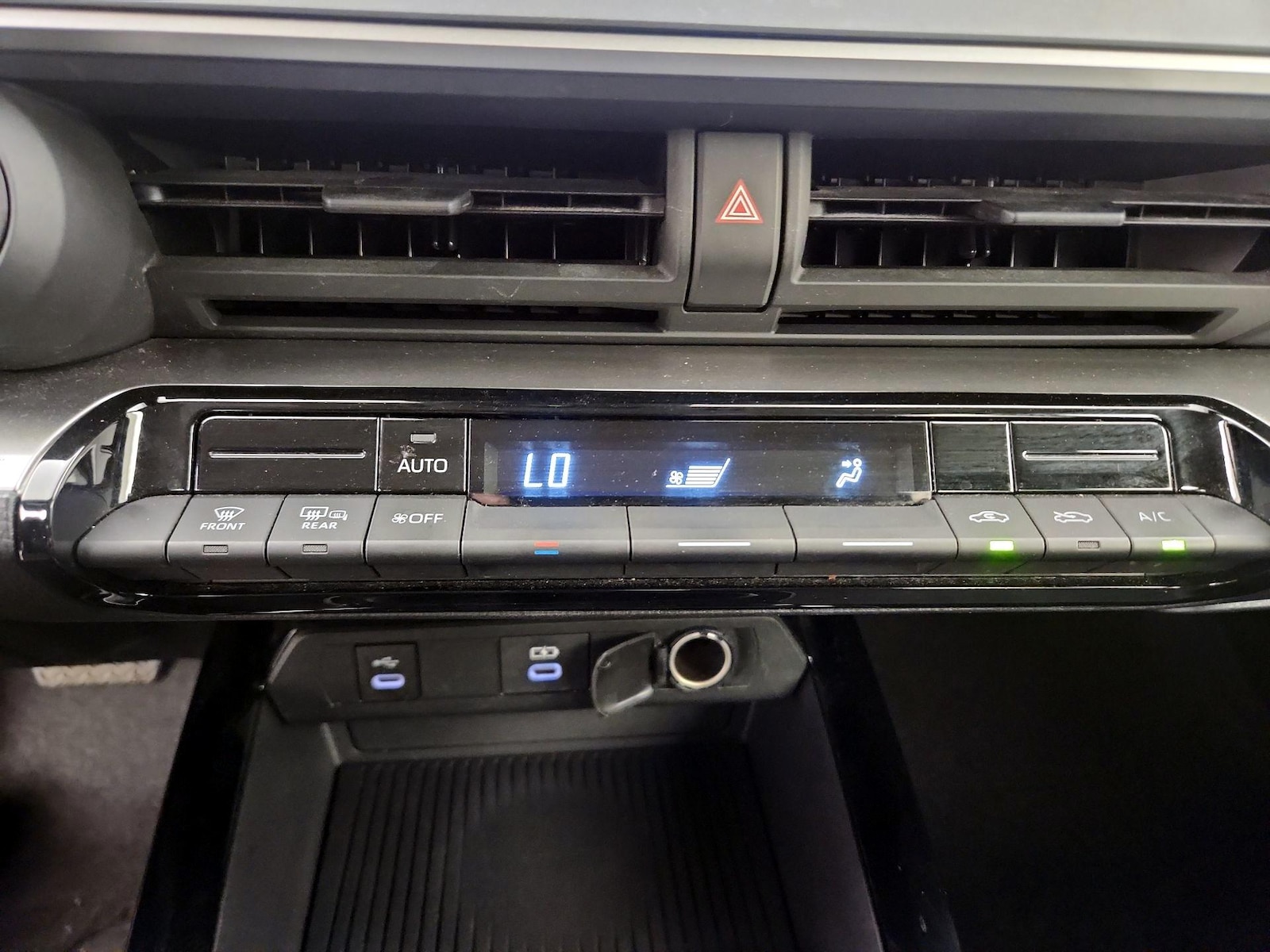 2025 Toyota Prius LE - Photo 17