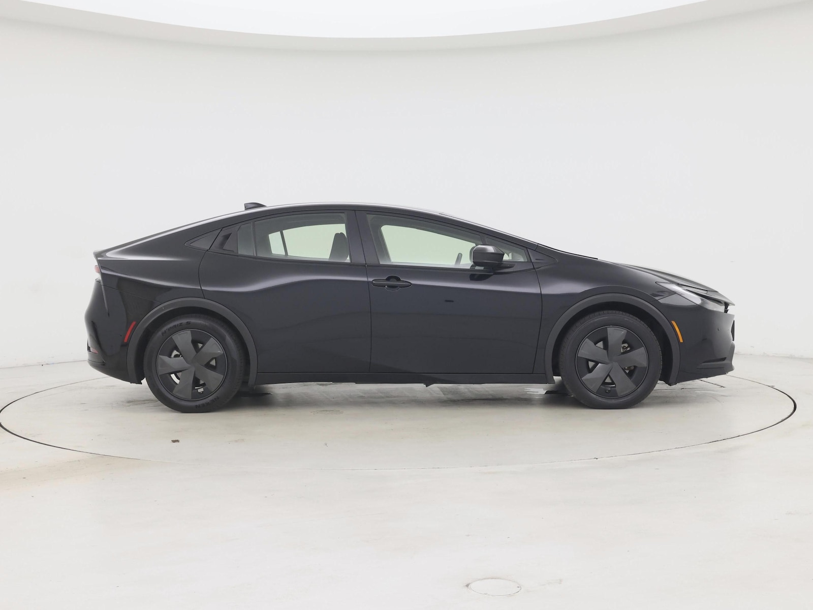 2025 Toyota Prius LE - Photo 8