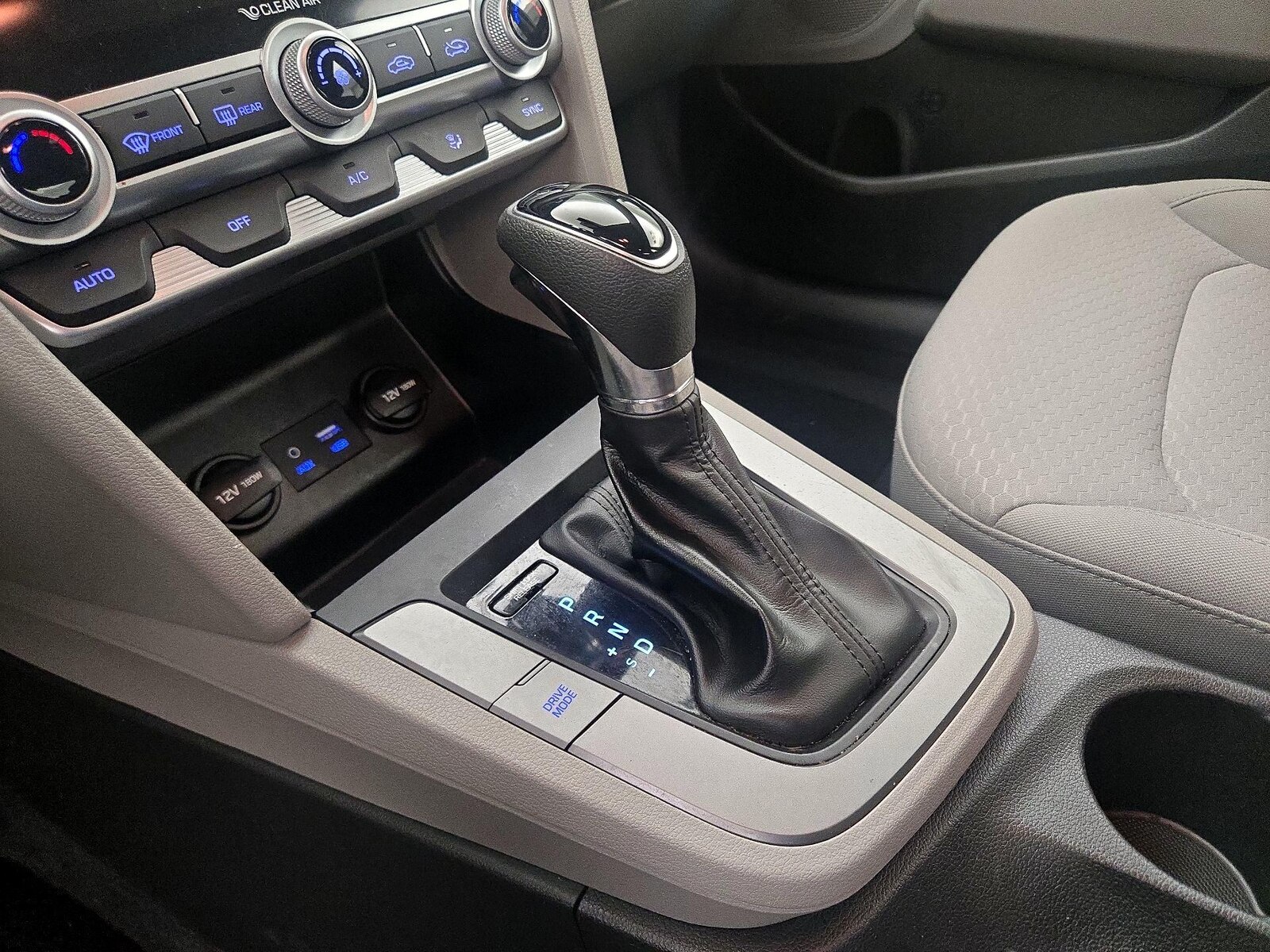 2020 Hyundai Elantra SE - Photo 18