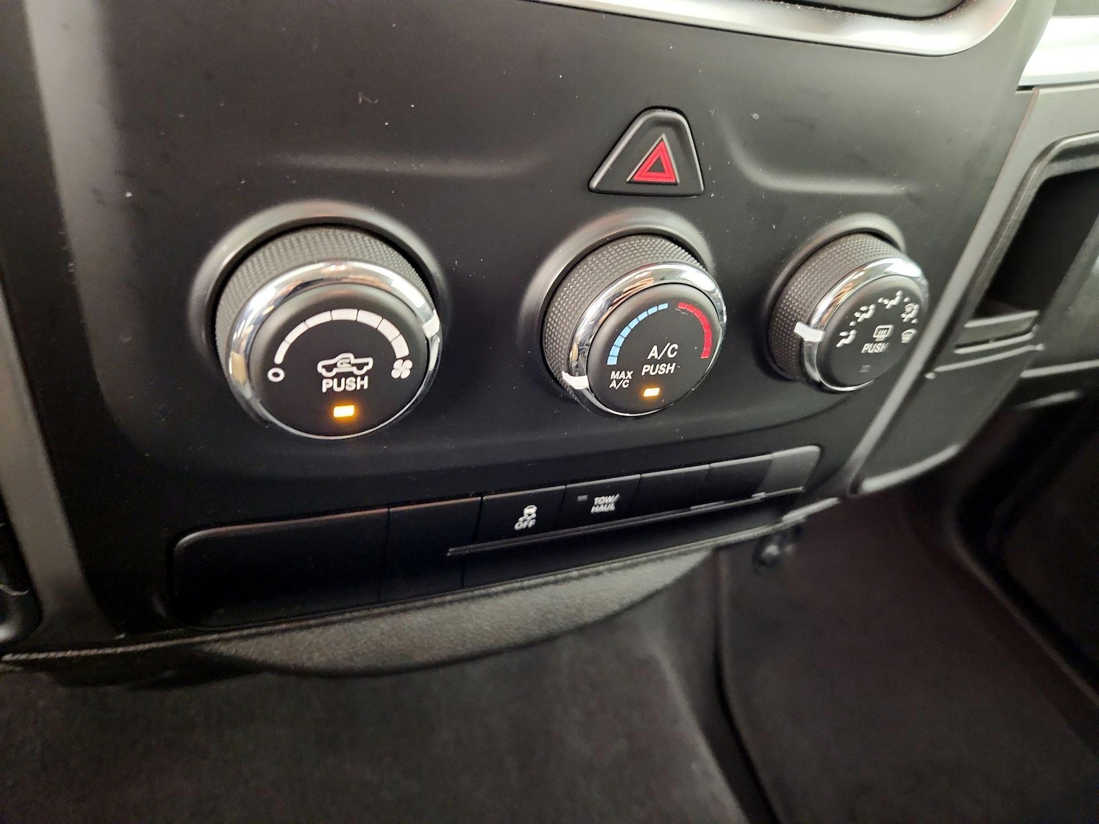 2024 RAM Ram 1500 Classic SLT - Photo 17