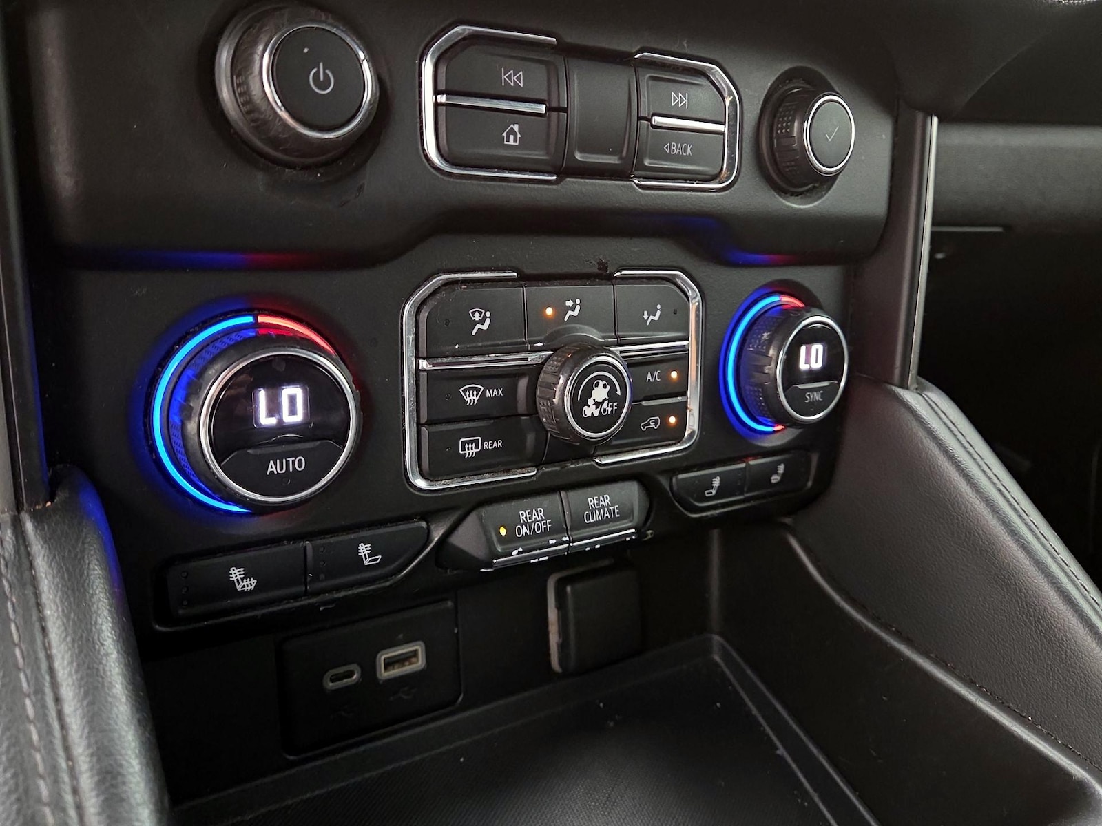 2021 Chevrolet Suburban LT - Photo 17
