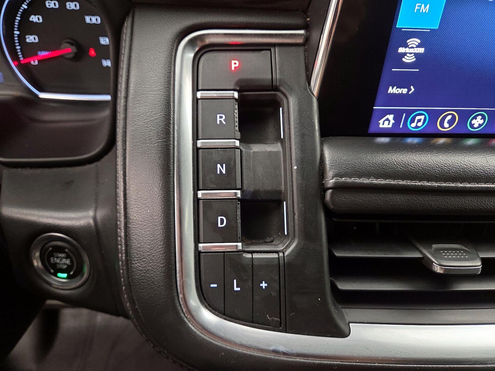 2021 Chevrolet Suburban LT - Photo 18