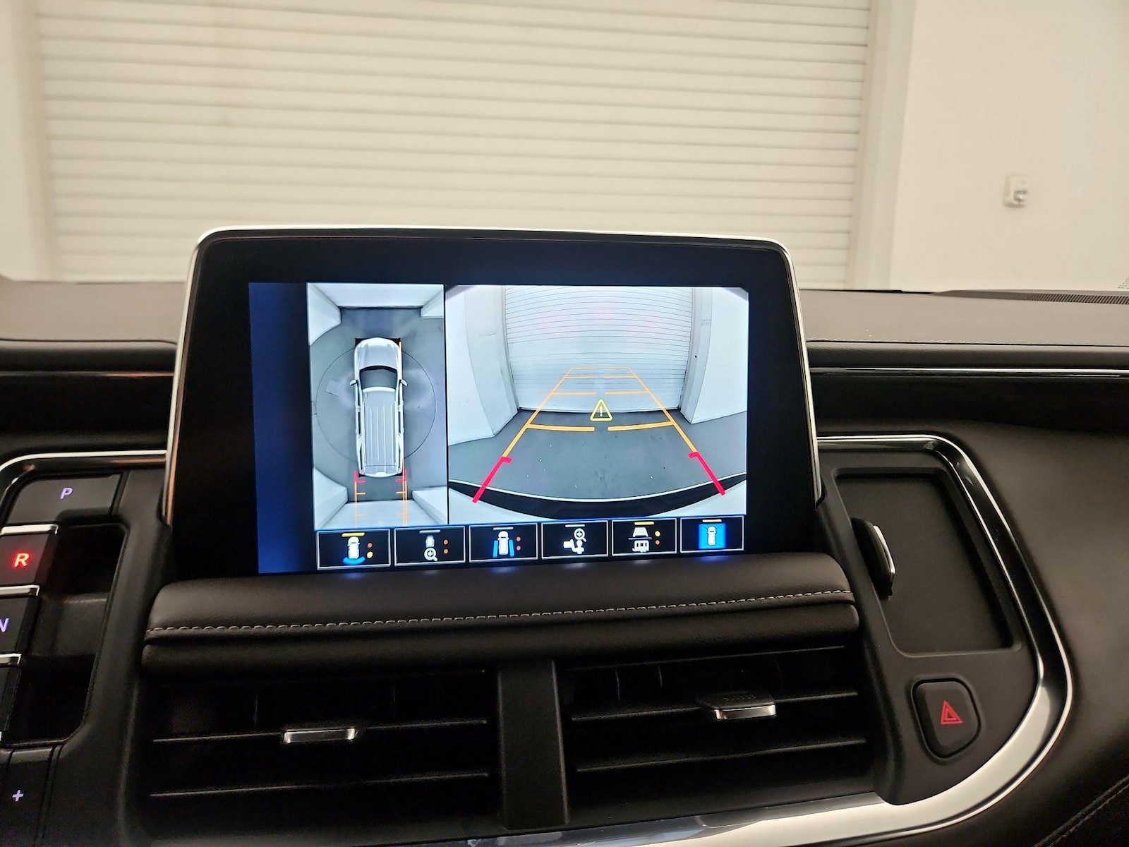 2023 Chevrolet Suburban LT - Photo 13