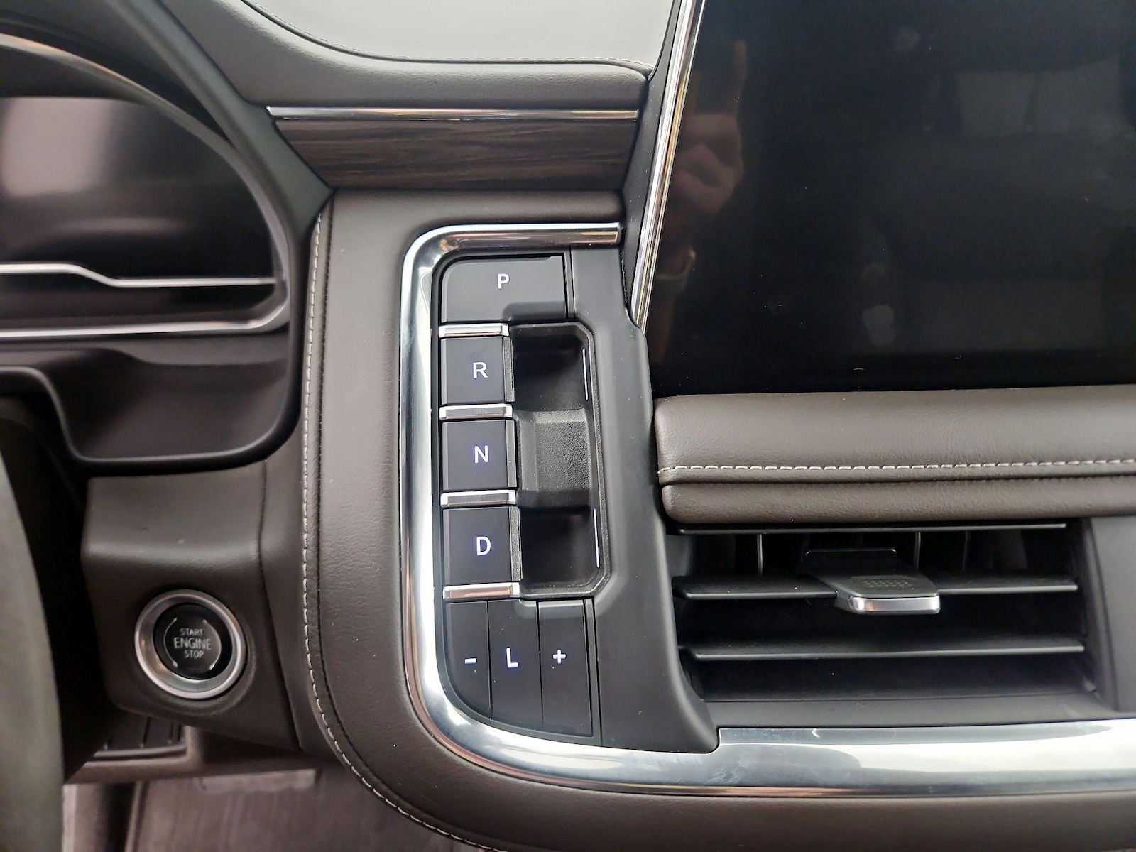 2023 Chevrolet Suburban LT - Photo 16