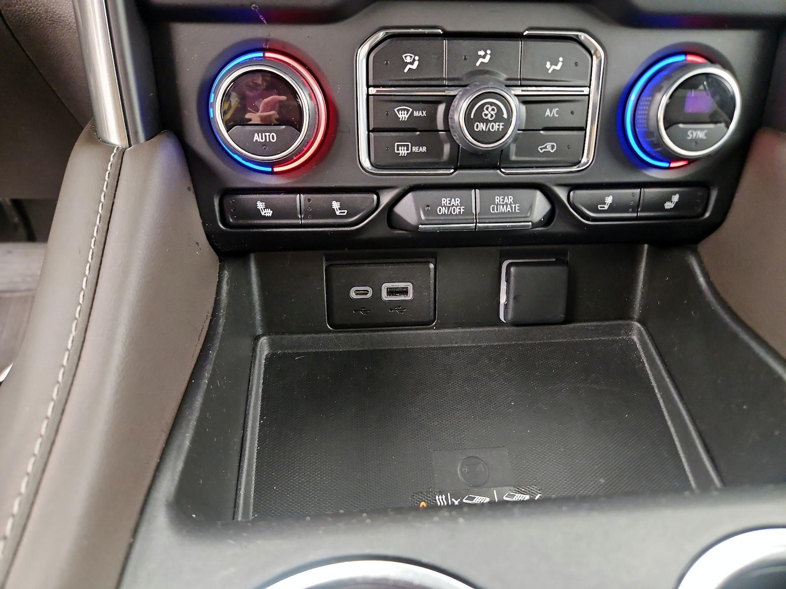 2023 Chevrolet Suburban LT - Photo 17