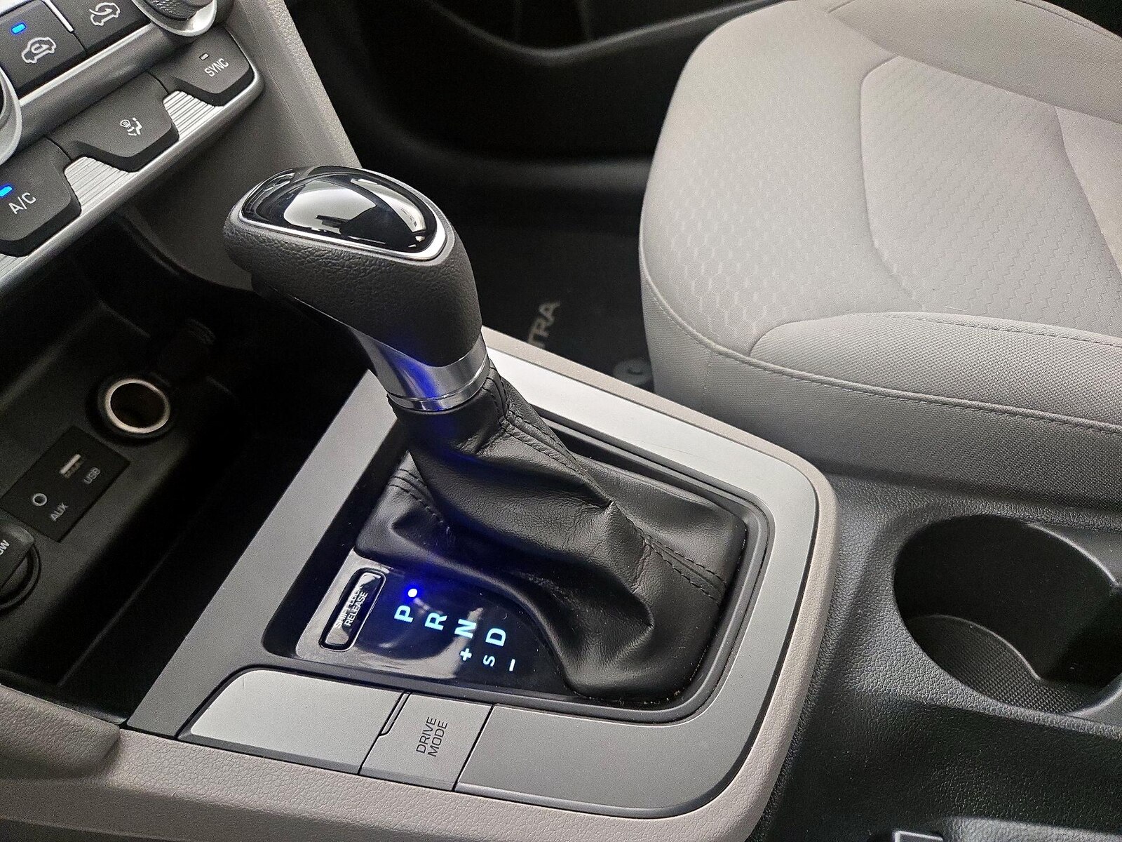 2020 Hyundai Elantra SE - Photo 18