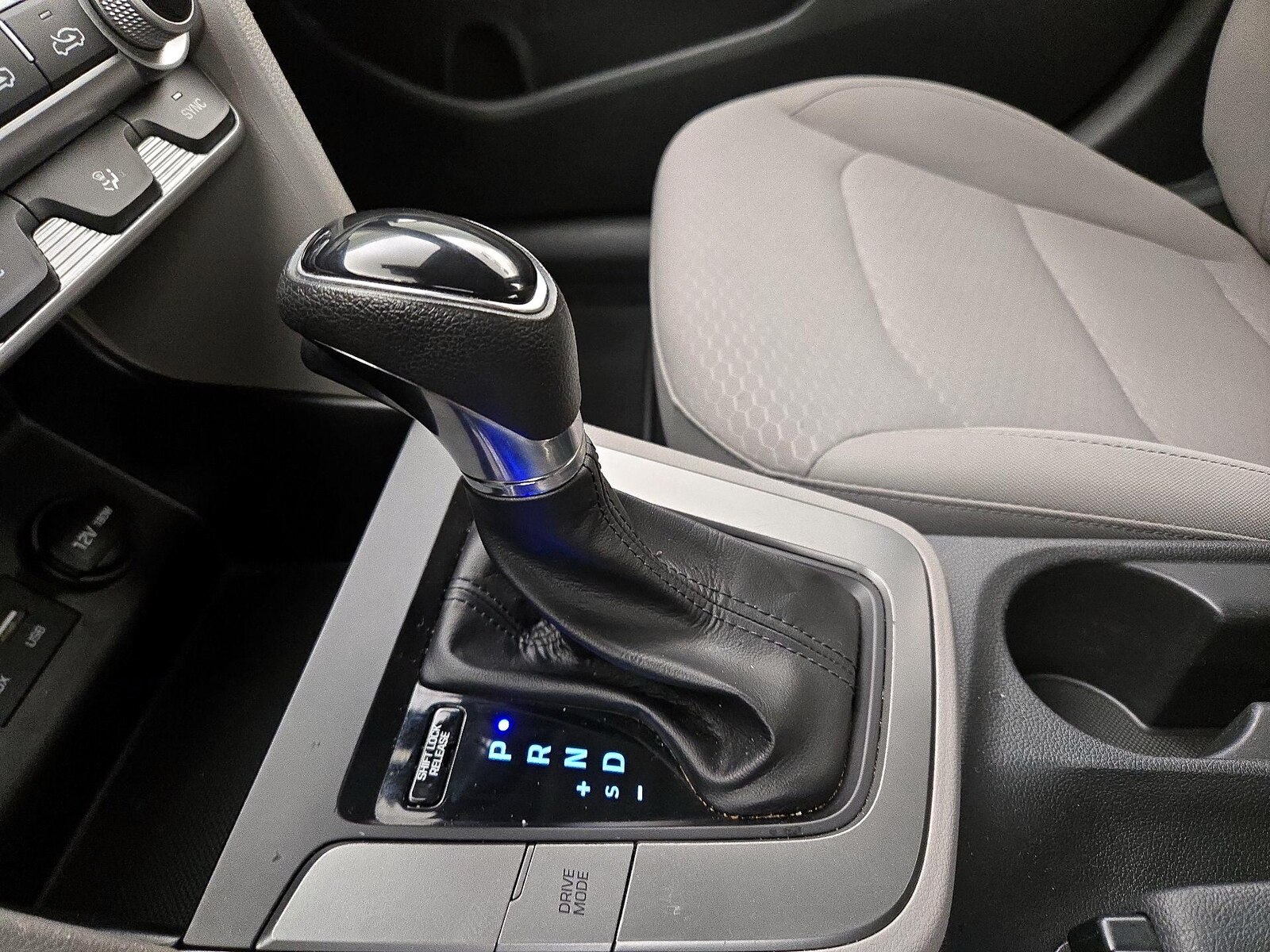 2020 Hyundai Elantra SE - Photo 18