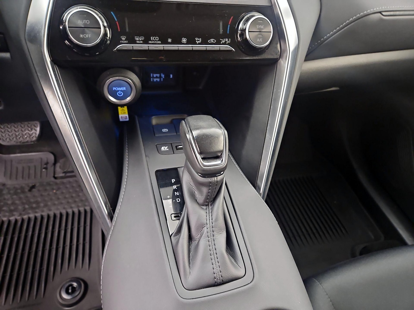 2021 Toyota Venza LE - Photo 18
