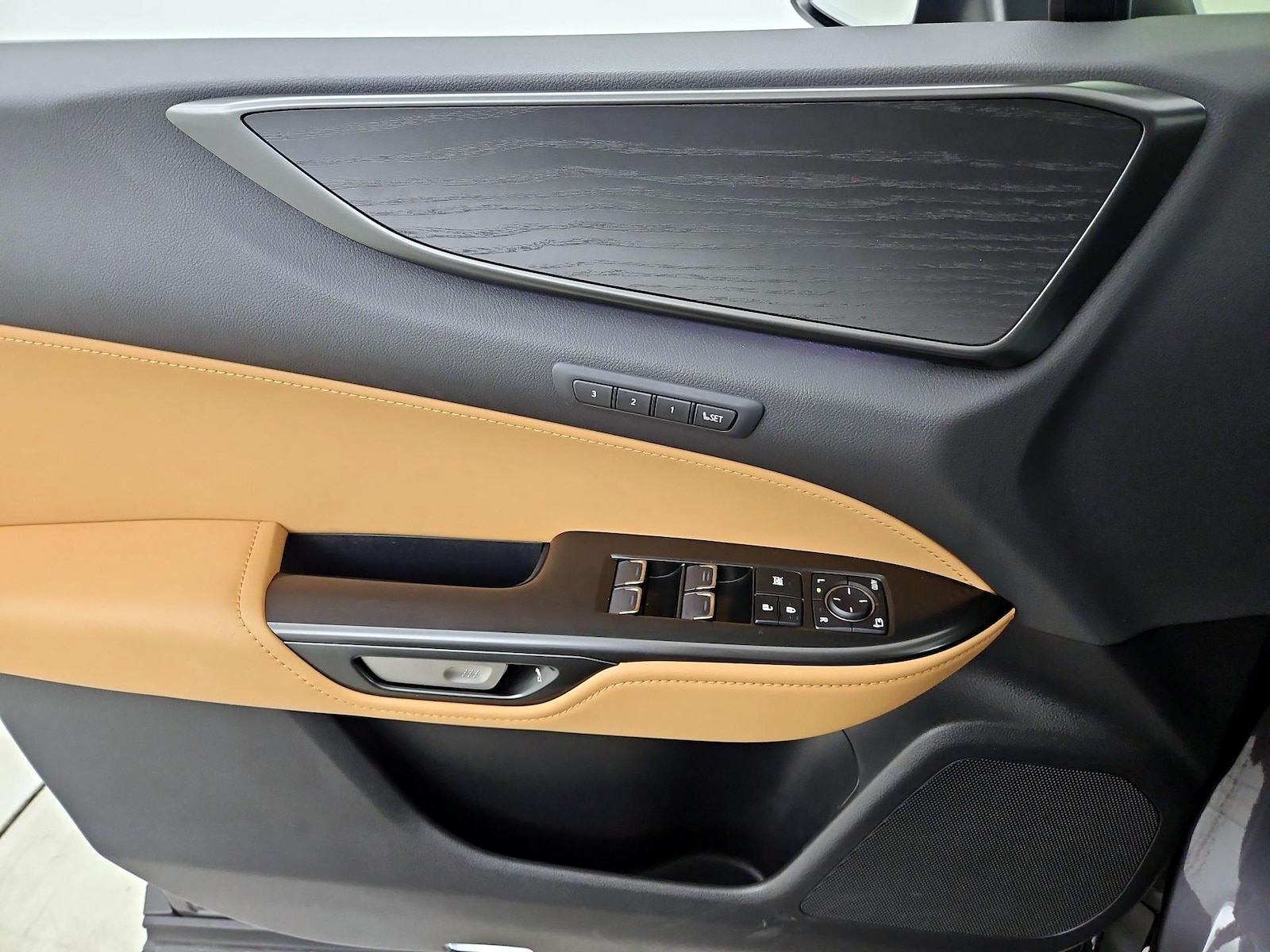 2025 Lexus NX PHEV 450h+ - Photo 11
