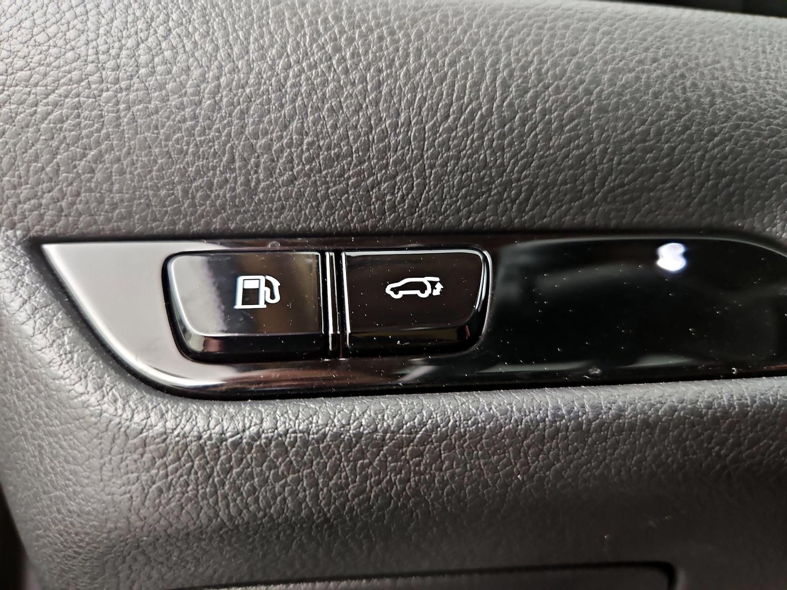 2025 Lexus NX PHEV 450h+ - Photo 12