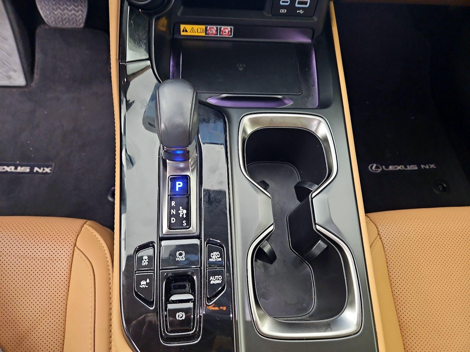 2025 Lexus NX PHEV 450h+ - Photo 16